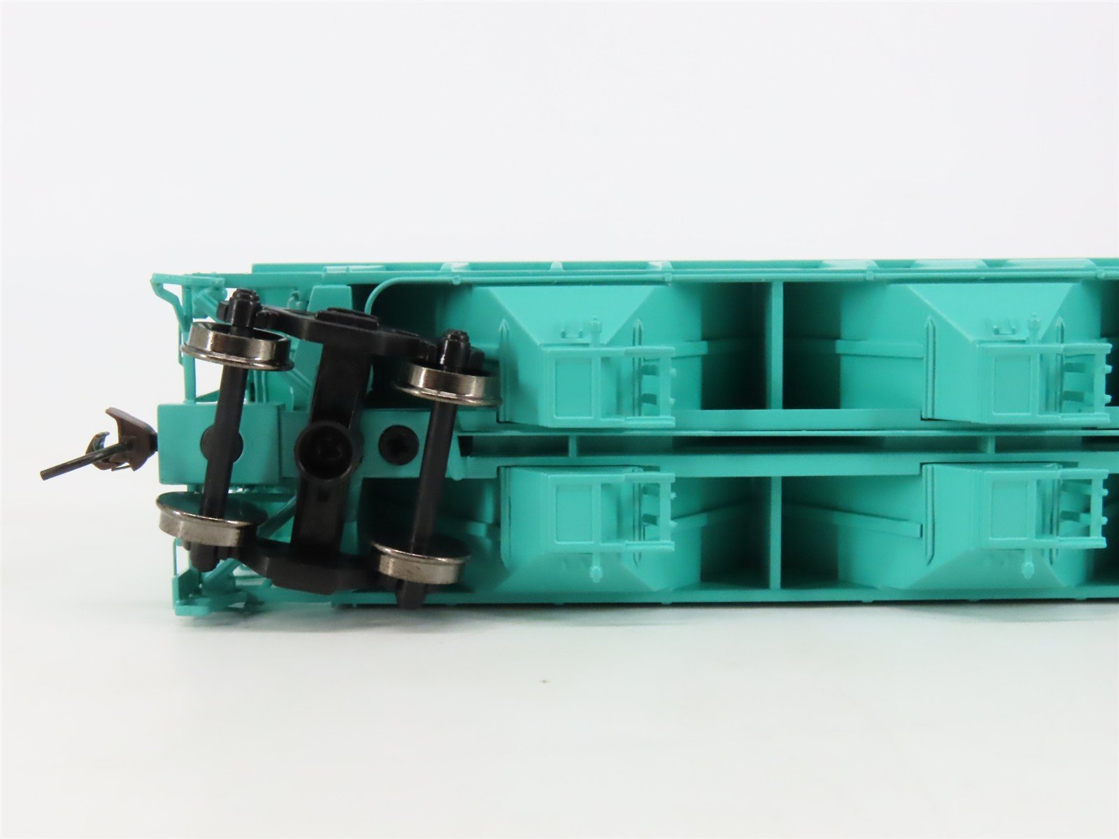 HO Scale Athearn 93721 DT&I Detroit Toledo & Ironton 3-Bay Covered Hopper #10166