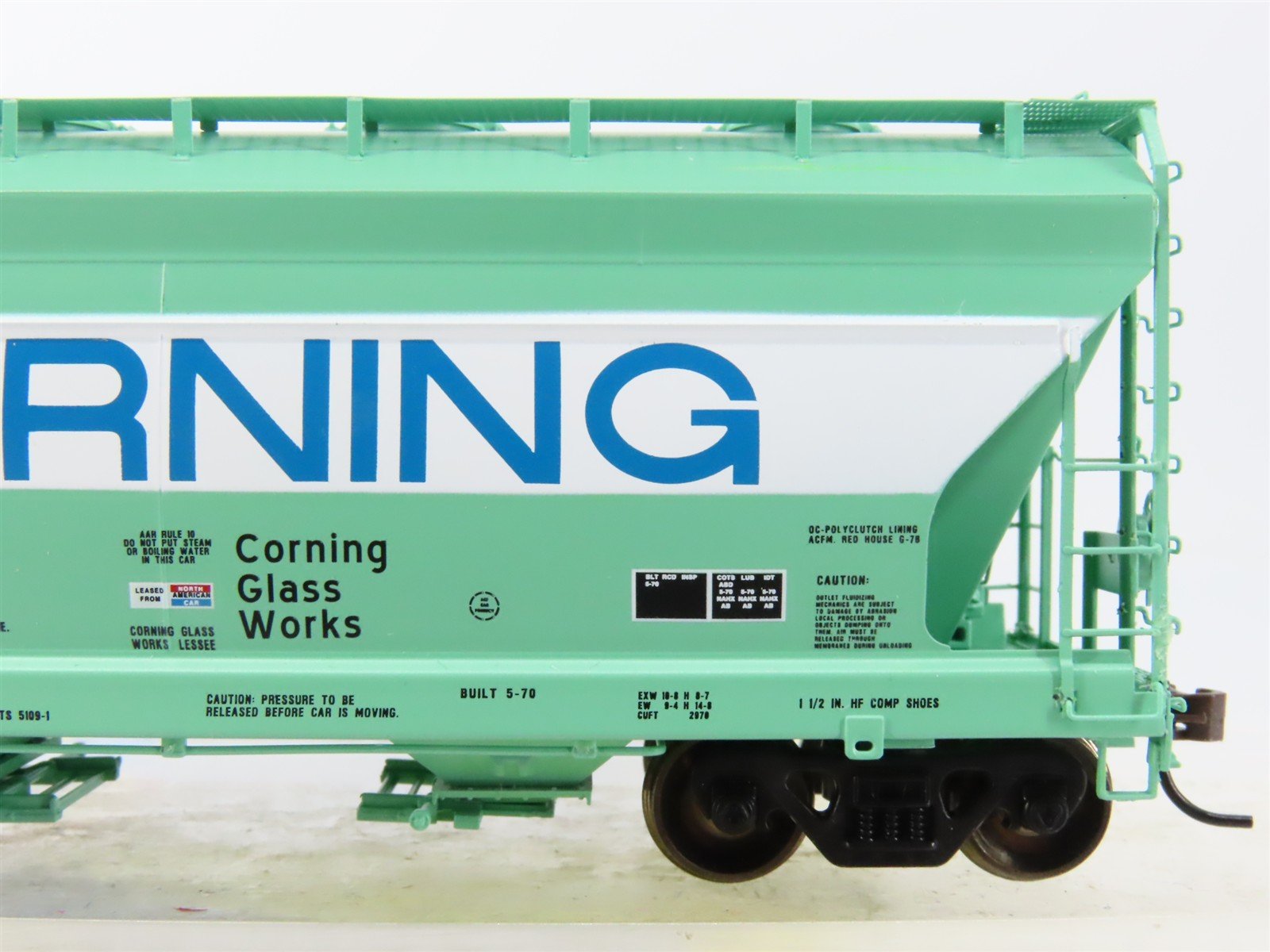 HO Scale Athearn 93963 NAHX Corning Glass Works ACF 2-Bay Covered Hopper #90408