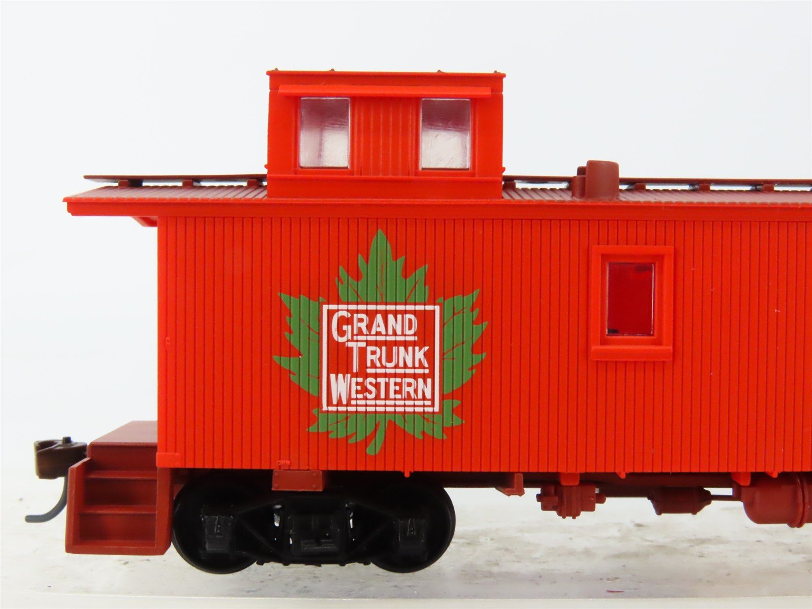 HO Walthers 932-7501 GTW Grand Trunk Western 30' Offset Cupola Caboose #77942