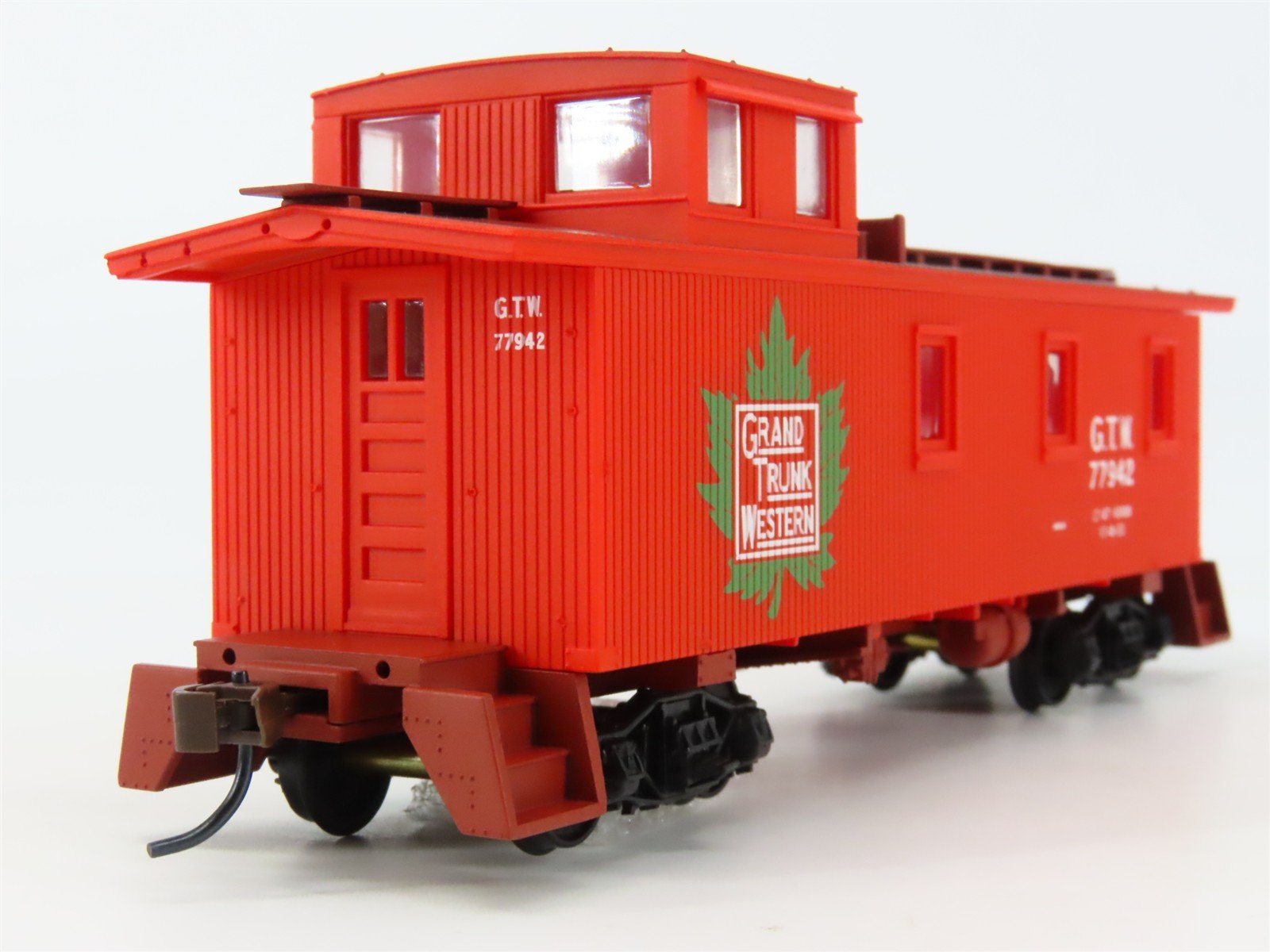 HO Walthers 932-7501 GTW Grand Trunk Western 30' Offset Cupola Caboose #77942