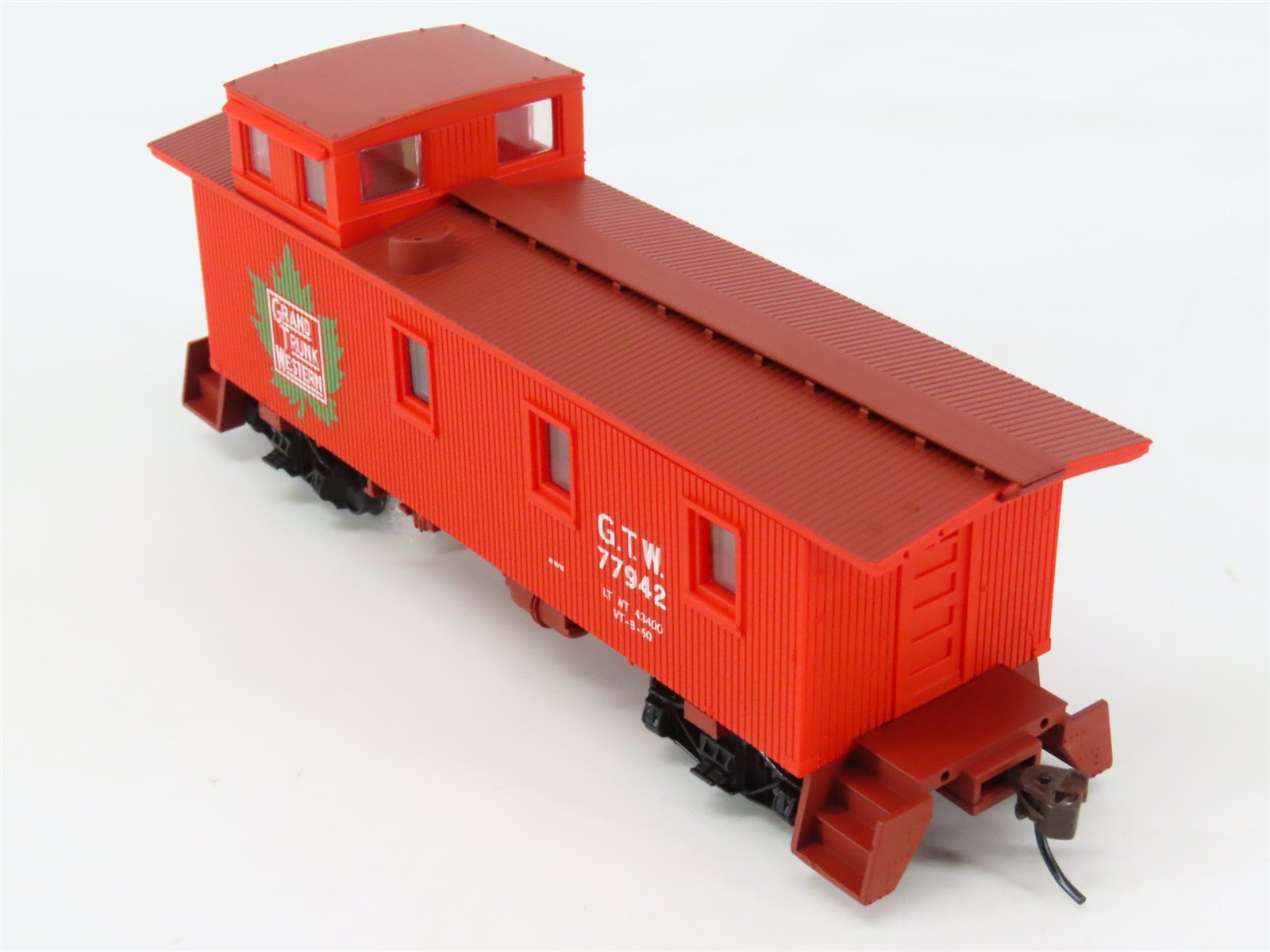 HO Walthers 932-7501 GTW Grand Trunk Western 30' Offset Cupola Caboose #77942