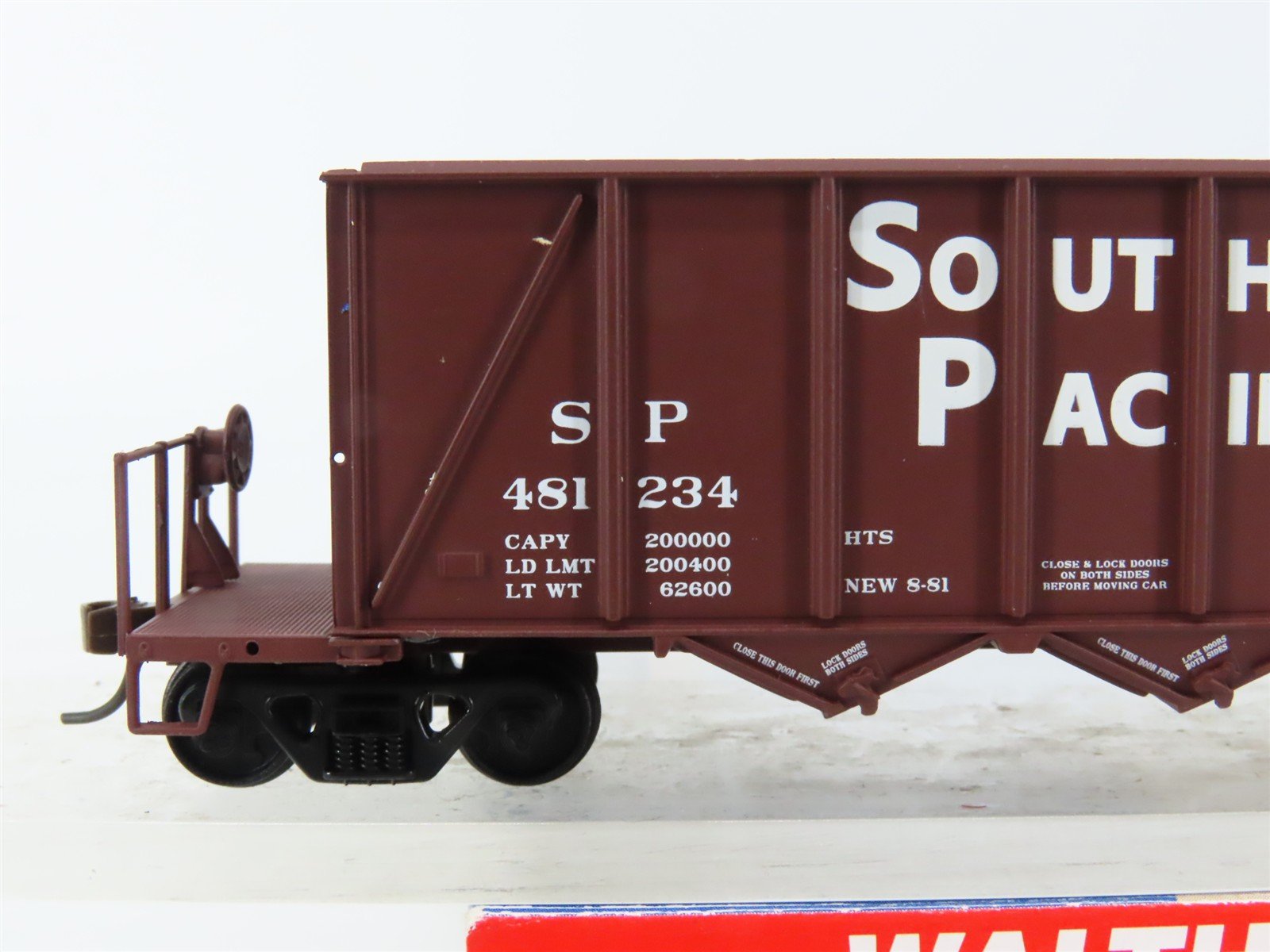 HO Walthers 932-7054 SP Southern Pacific 3-Bay Ortner Hopper #481234 w/ Load