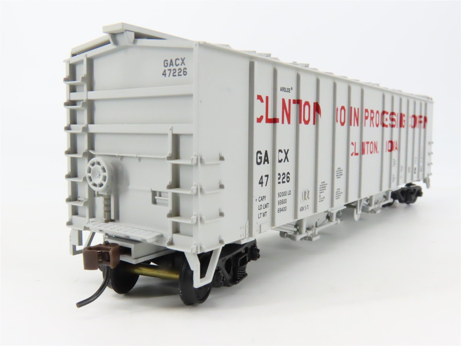 HO Walthers 932-3693 GACX Clinton Corn 50' 2-Bay Airslide Covered Hopper #47226