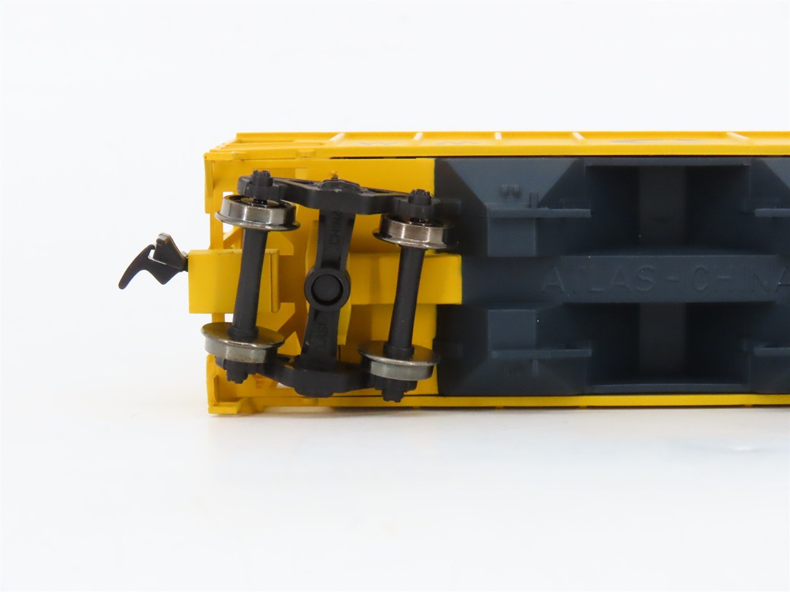 HO Scale Atlas 1803-1 WM Chessie System PS-2 2-Bay Covered Hopper #5825