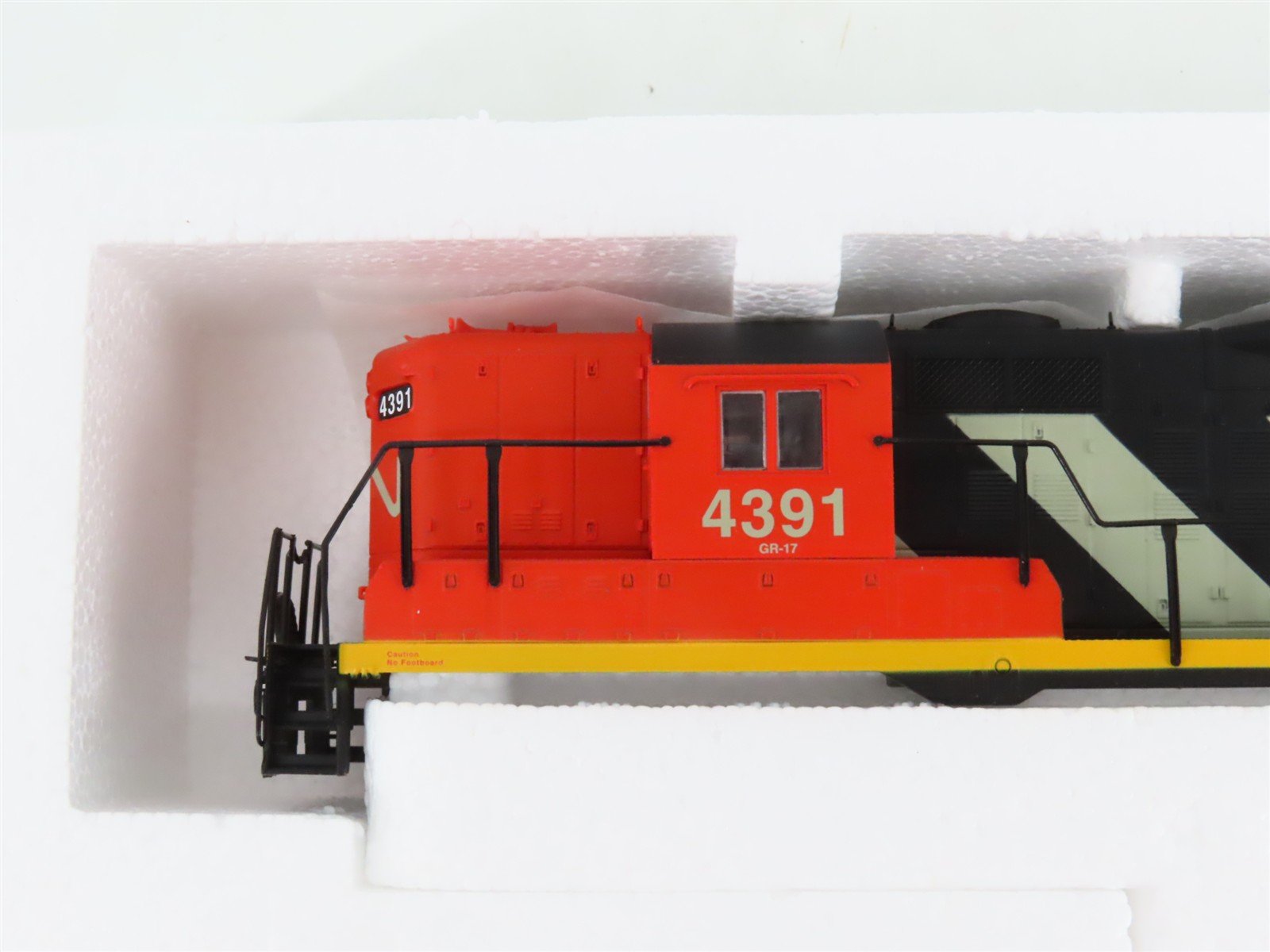 HO Scale Proto 2000 96016 CN Canadian National EMD GP9 Diesel #4391 - BAD GEARS