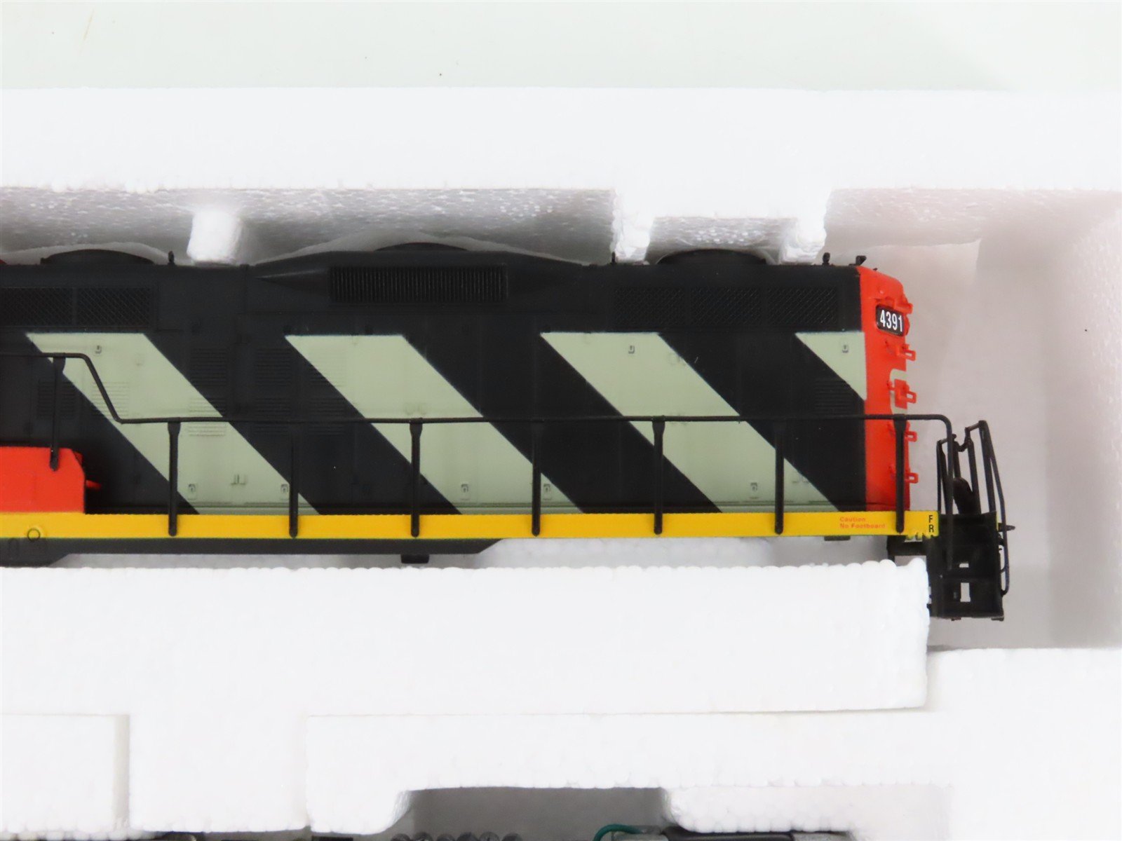 HO Scale Proto 2000 96016 CN Canadian National EMD GP9 Diesel #4391 - BAD GEARS