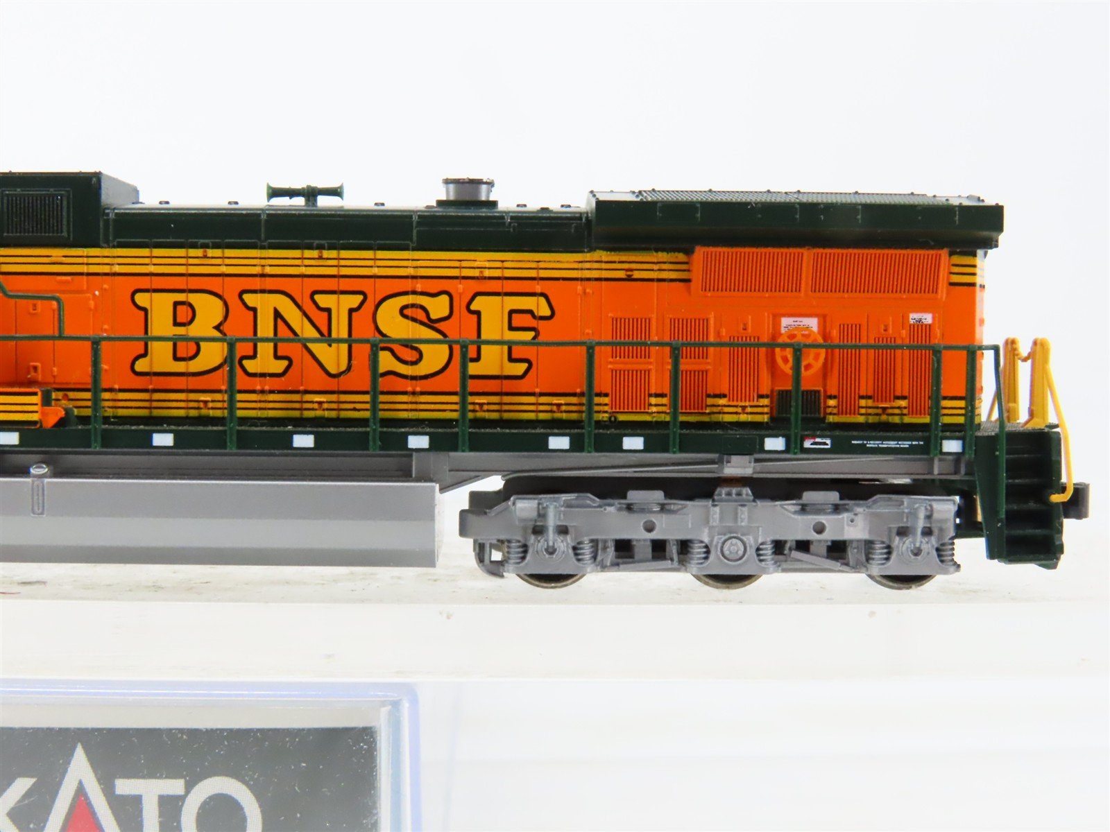 N Scale KATO 176-7111 BNSF Railway GE AC4400CW Diesel #5622 - DCC Ready