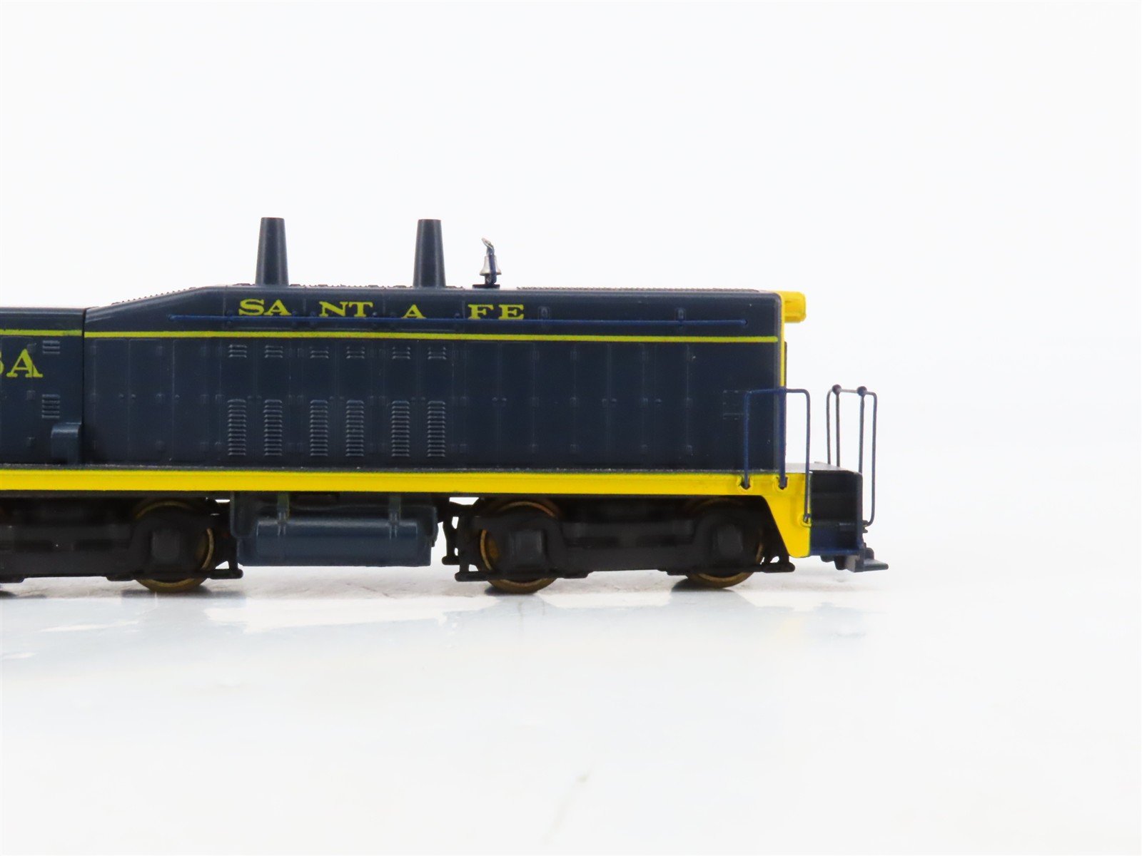 HO Athearn ATSF Santa Fe EMD SW1500 Calf Diesel Switcher #2418A - Unpowered