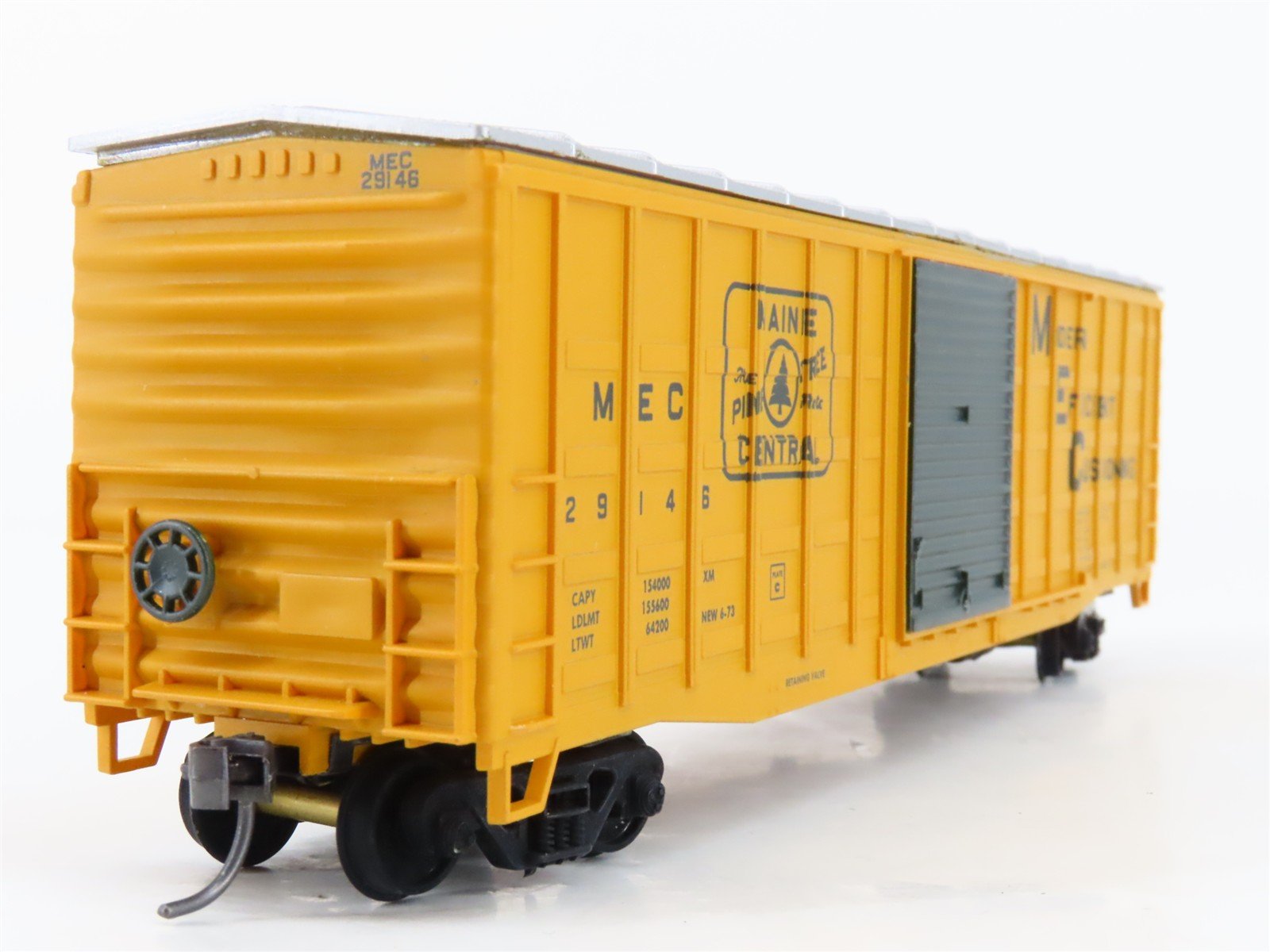 LOT of 2 HO Scale Athearn 932-4705 MEC Maine Central Pine Tree 50' Boxcars