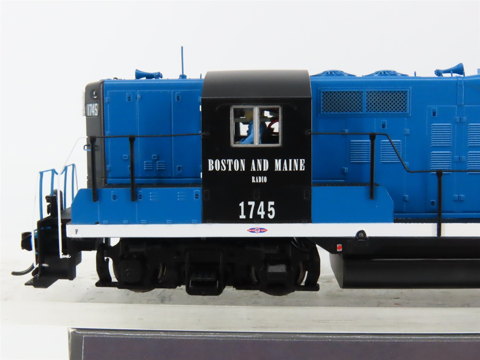HO Walthers Proto 920-42801 B&M Boston & Maine GP9 Diesel #1745 wDCC & Sound