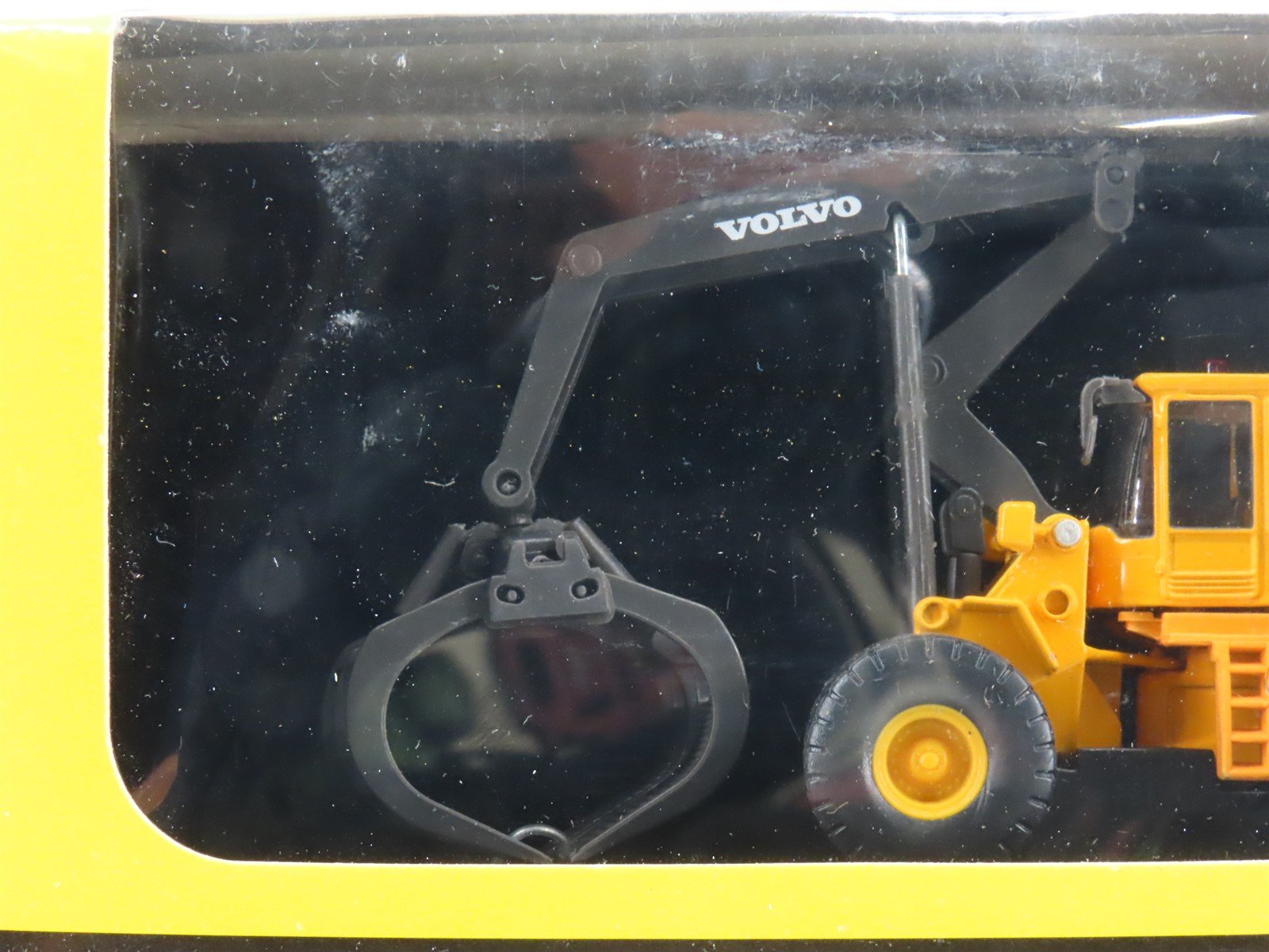 1:87 Scale Die-Cast Volvo L180C Log Loader SEALED