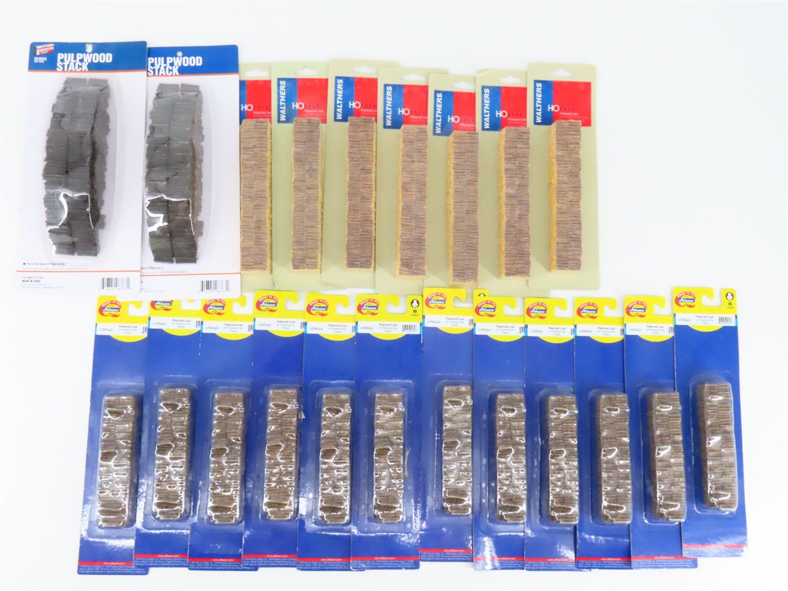 LOT of 21 HO Scale Walthers, Athearn Assorted Size Pulpwood Loads