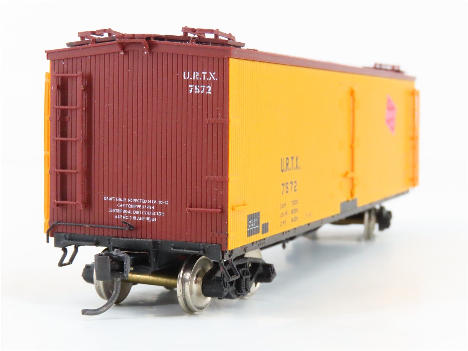 HO Scale Branchline 1213 URTX/Milwaukee Road 40' ACF Reefer #7572