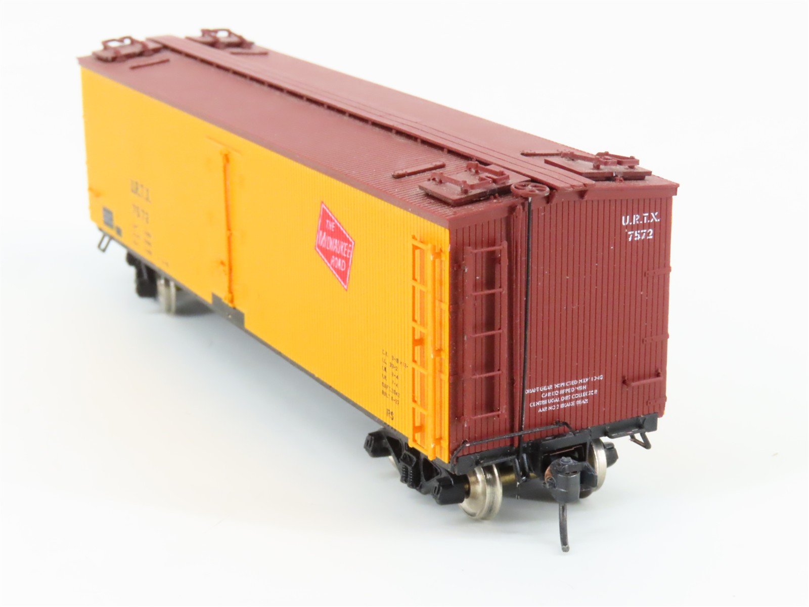 HO Scale Branchline 1213 URTX/Milwaukee Road 40' ACF Reefer #7572