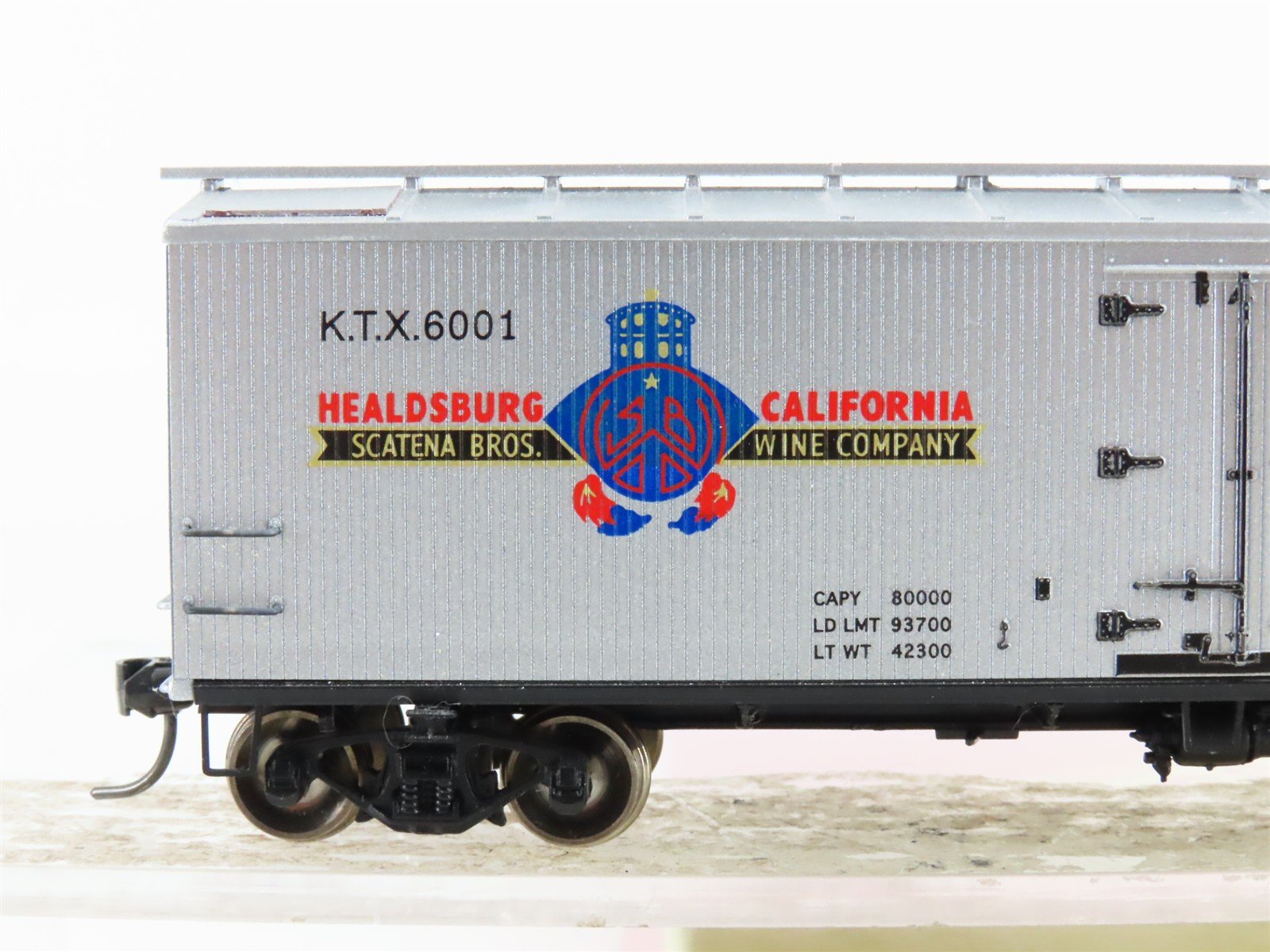 HO Scale Red Caboose RC-4305-2 KTX Scatena Bros Wine Reefer Car