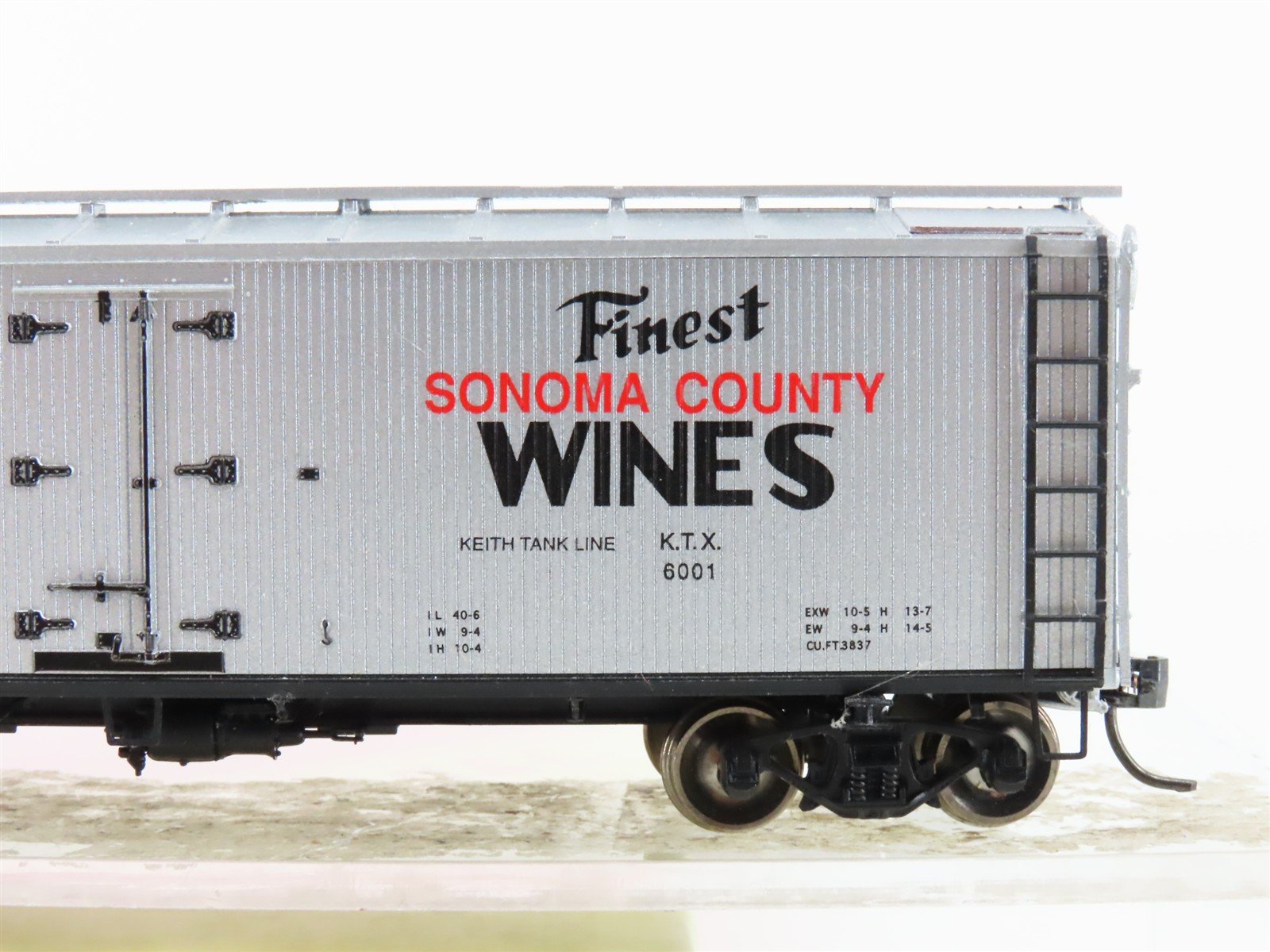 HO Scale Red Caboose RC-4305-2 KTX Scatena Bros Wine Reefer Car