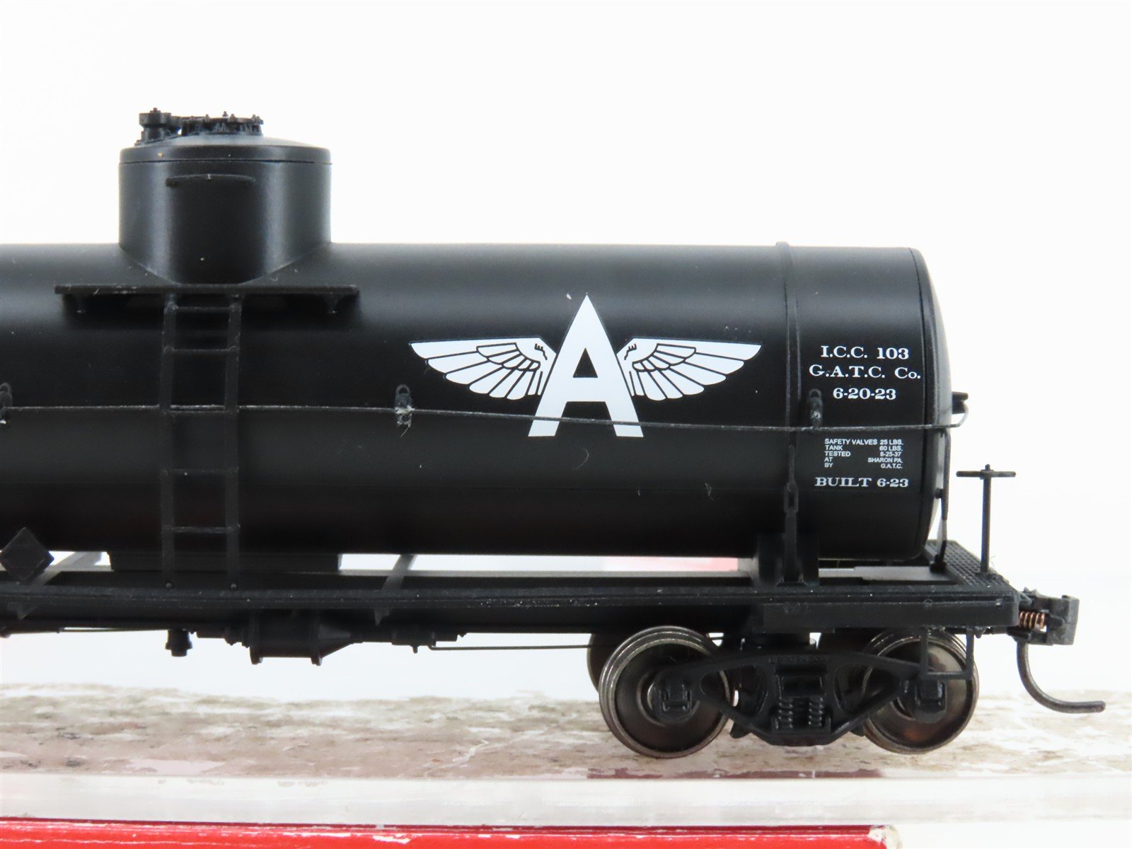 HO Scale Red Caboose RR-33054-06 TWOX Tidewater 10k Gal Tankcar #2040