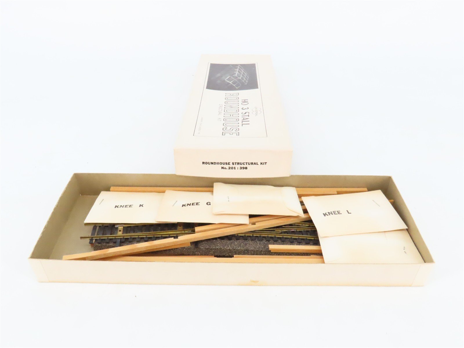 HO 1/87 Simmons Scale Models Inc. Kit No.201:398 3-Stall Roundhouse Frame-Work