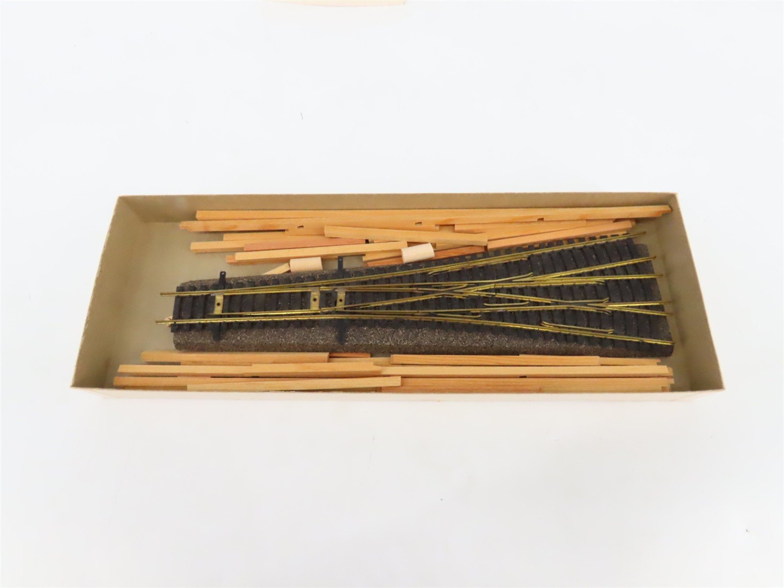 HO 1/87 Simmons Scale Models Inc. Kit No.201:398 3-Stall Roundhouse Frame-Work