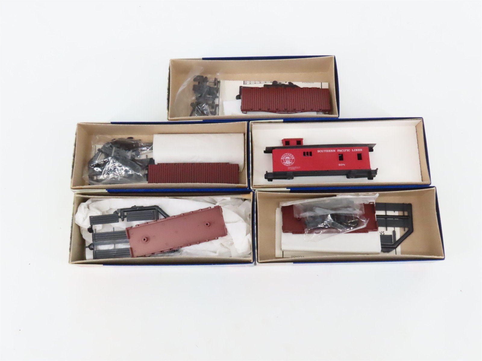 LOT of 5 HO Scale Roundhouse SP Southern Pacific 30' Flatcars & Caboose Kit