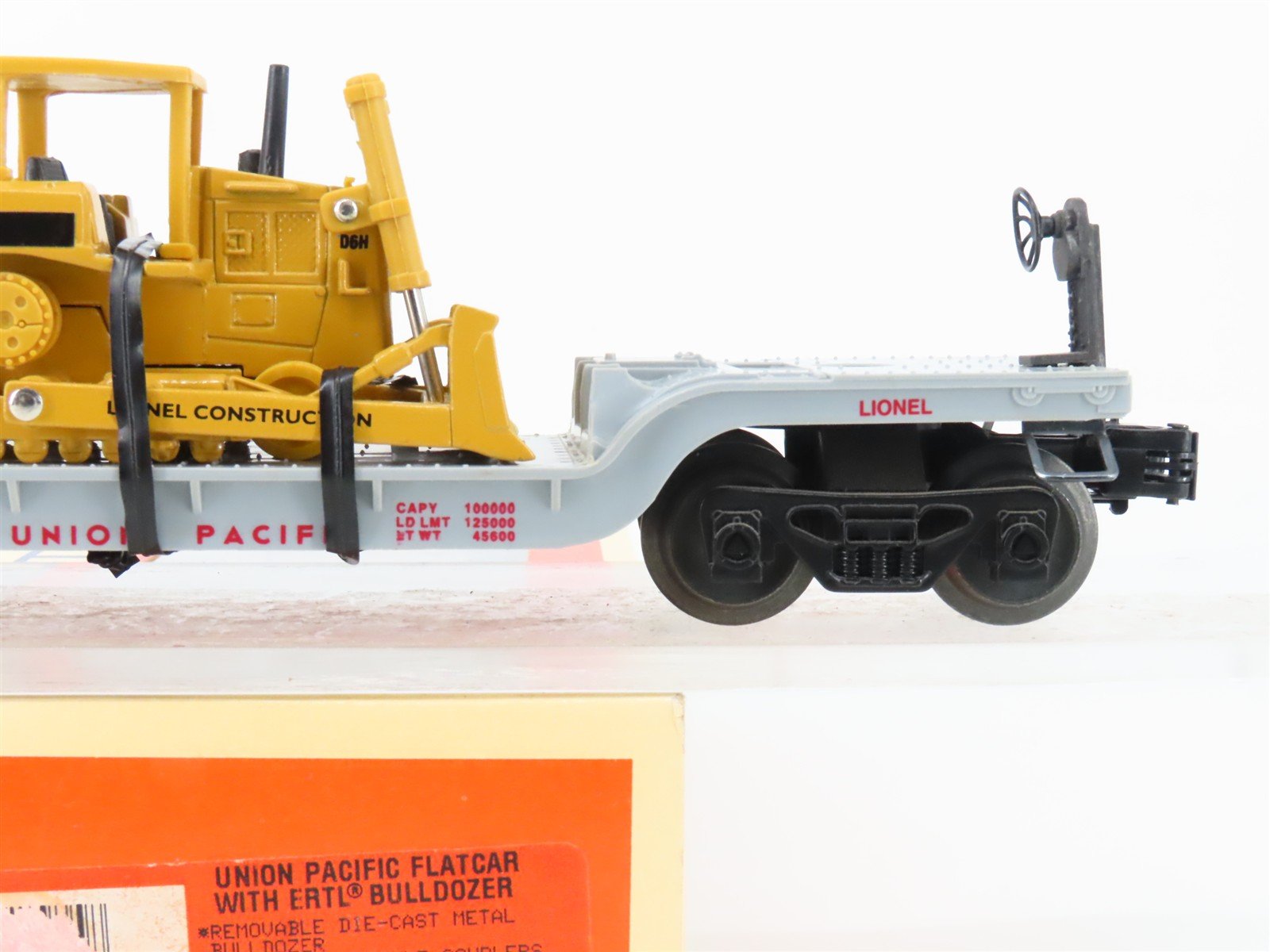 O 3-Rail Lionel 6-16935 UP Depressed Center Flat Car #16935 w/Ertl CAT Bulldozer