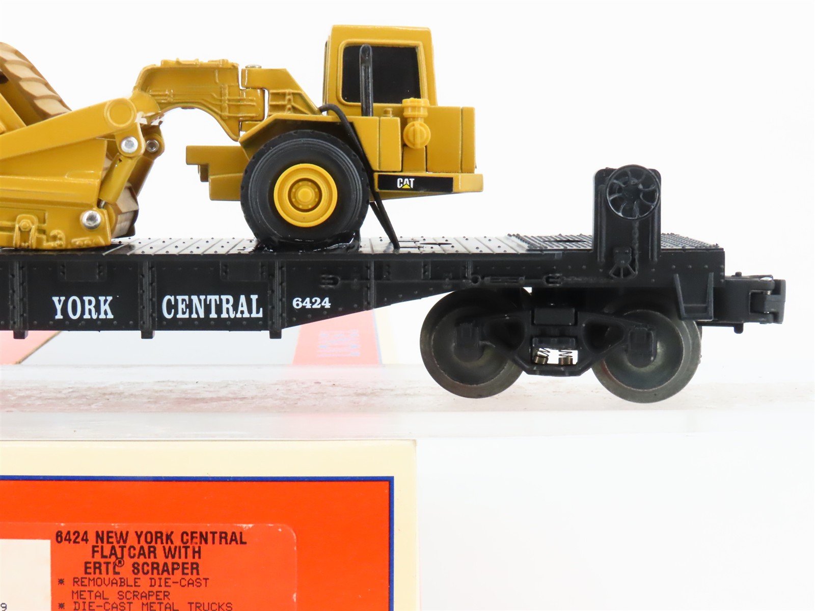 O Gauge 3-Rail Lionel 6-16954 NYC Flat Car #6424 w/ Ertl CAT Scraper