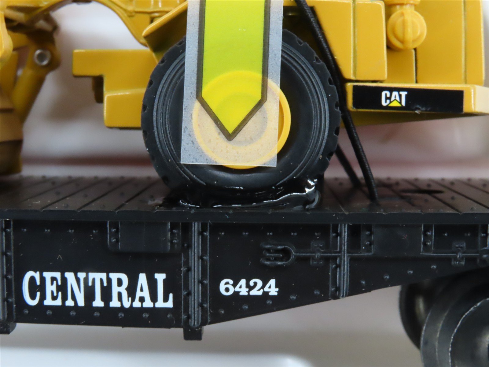 O Gauge 3-Rail Lionel 6-16954 NYC Flat Car #6424 w/ Ertl CAT Scraper