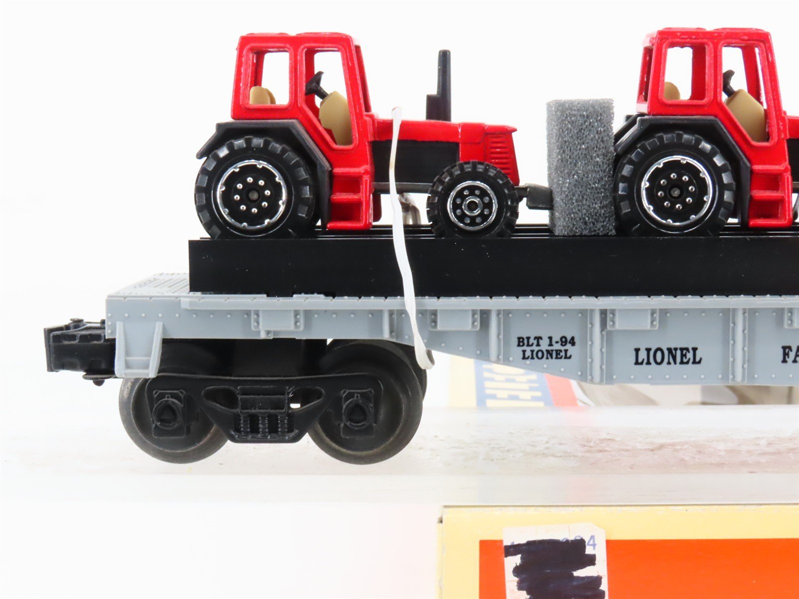 O Gauge 3-Rail Lionel 6-16907 Farm Equipment Flat Car #16907 w/3 Welly Tractors