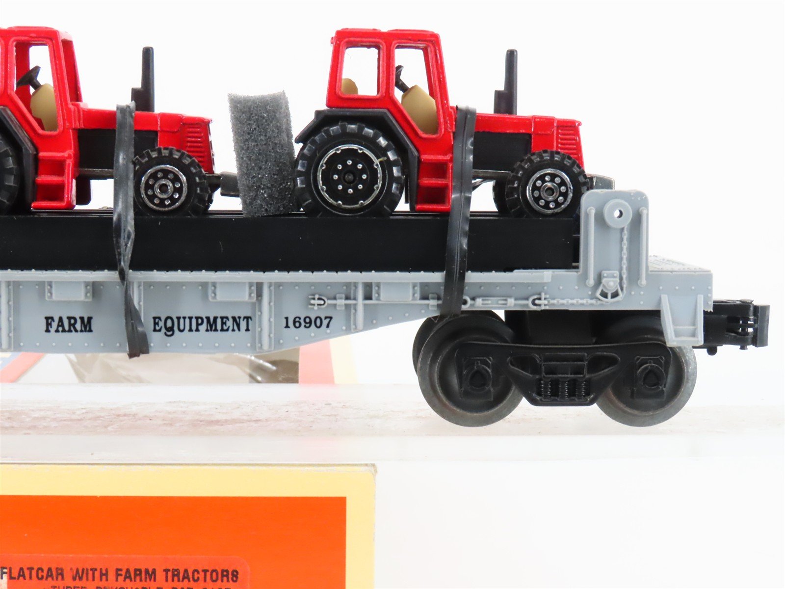 O Gauge 3-Rail Lionel 6-16907 Farm Equipment Flat Car #16907 w/3 Welly Tractors