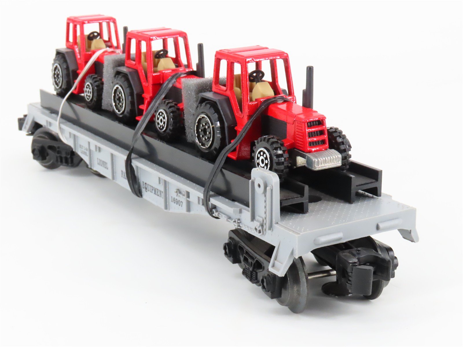 O Gauge 3-Rail Lionel 6-16907 Farm Equipment Flat Car #16907 w/3 Welly Tractors