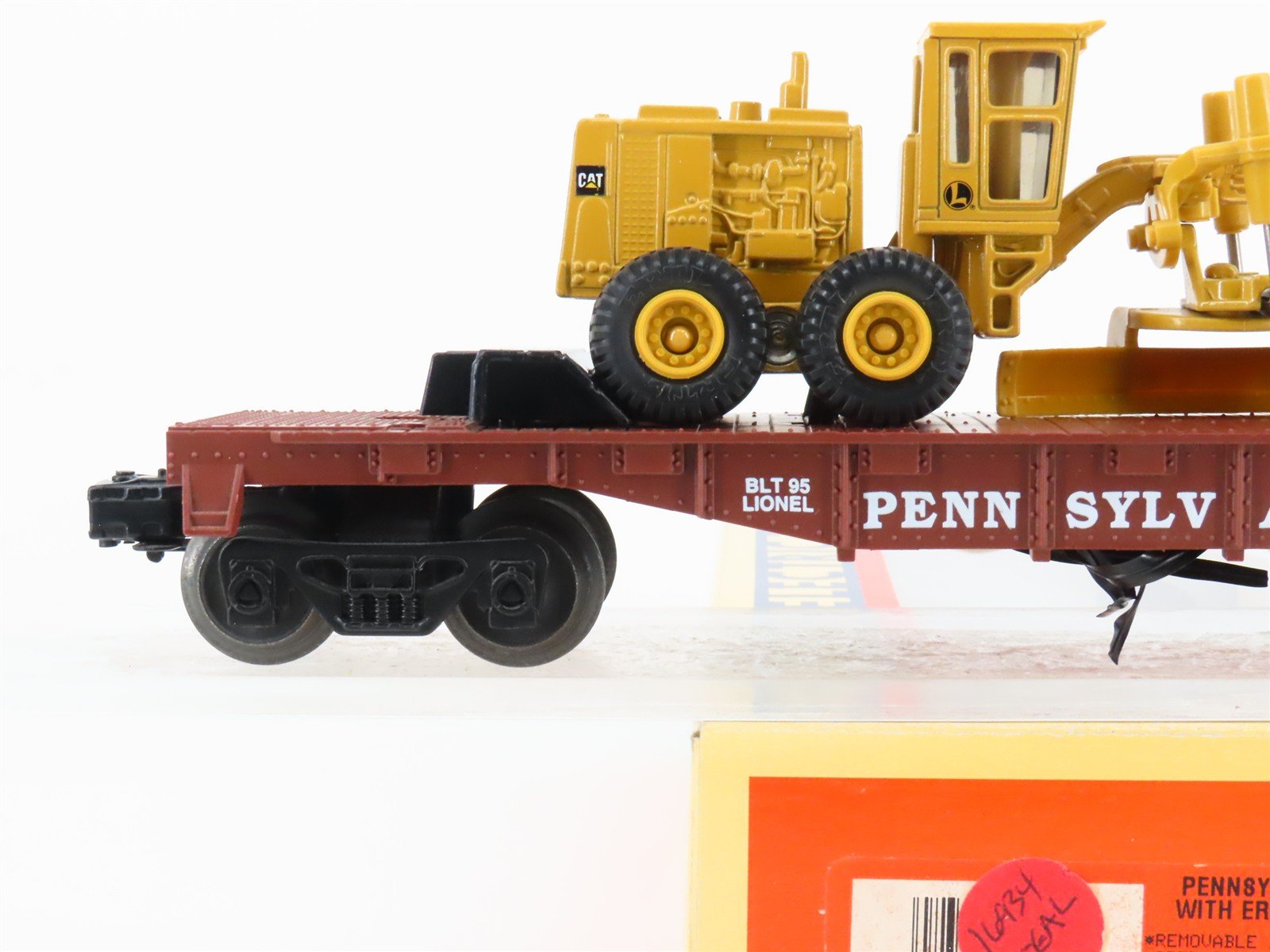 O Gauge 3-Rail Lionel 6-16934 PRR Flat Car #16934 w/ Ertl CAT Road Grader
