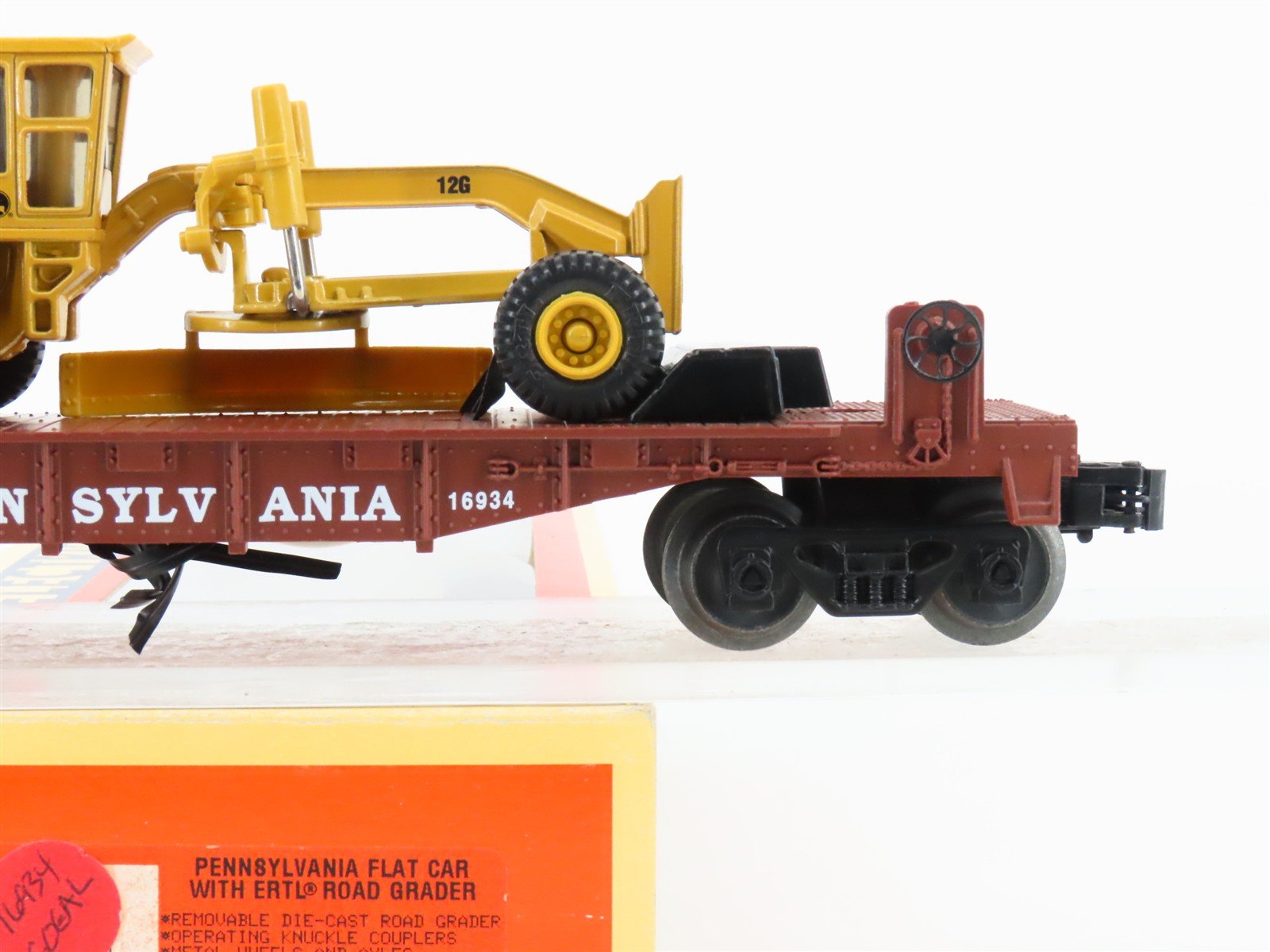 O Gauge 3-Rail Lionel 6-16934 PRR Flat Car #16934 w/ Ertl CAT Road Grader