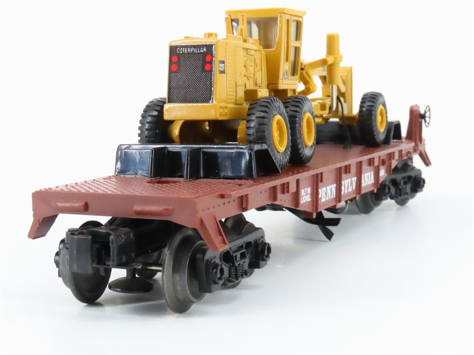 O Gauge 3-Rail Lionel 6-16934 PRR Flat Car #16934 w/ Ertl CAT Road Grader