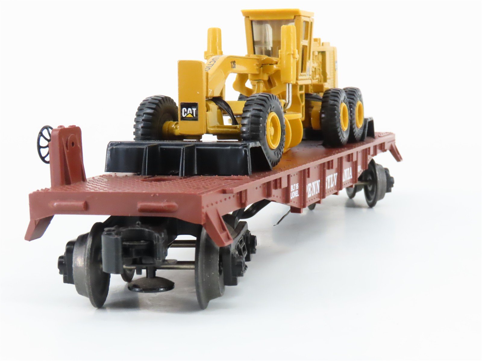 O Gauge 3-Rail Lionel 6-16934 PRR Flat Car #16934 w/ Ertl CAT Road Grader