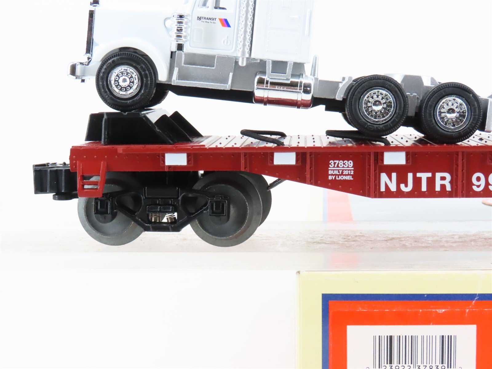 O Gauge 3-Rail Lionel 6-37839 NJTR NJ Transit Flat Car #9905 w/ Semi-Tractors