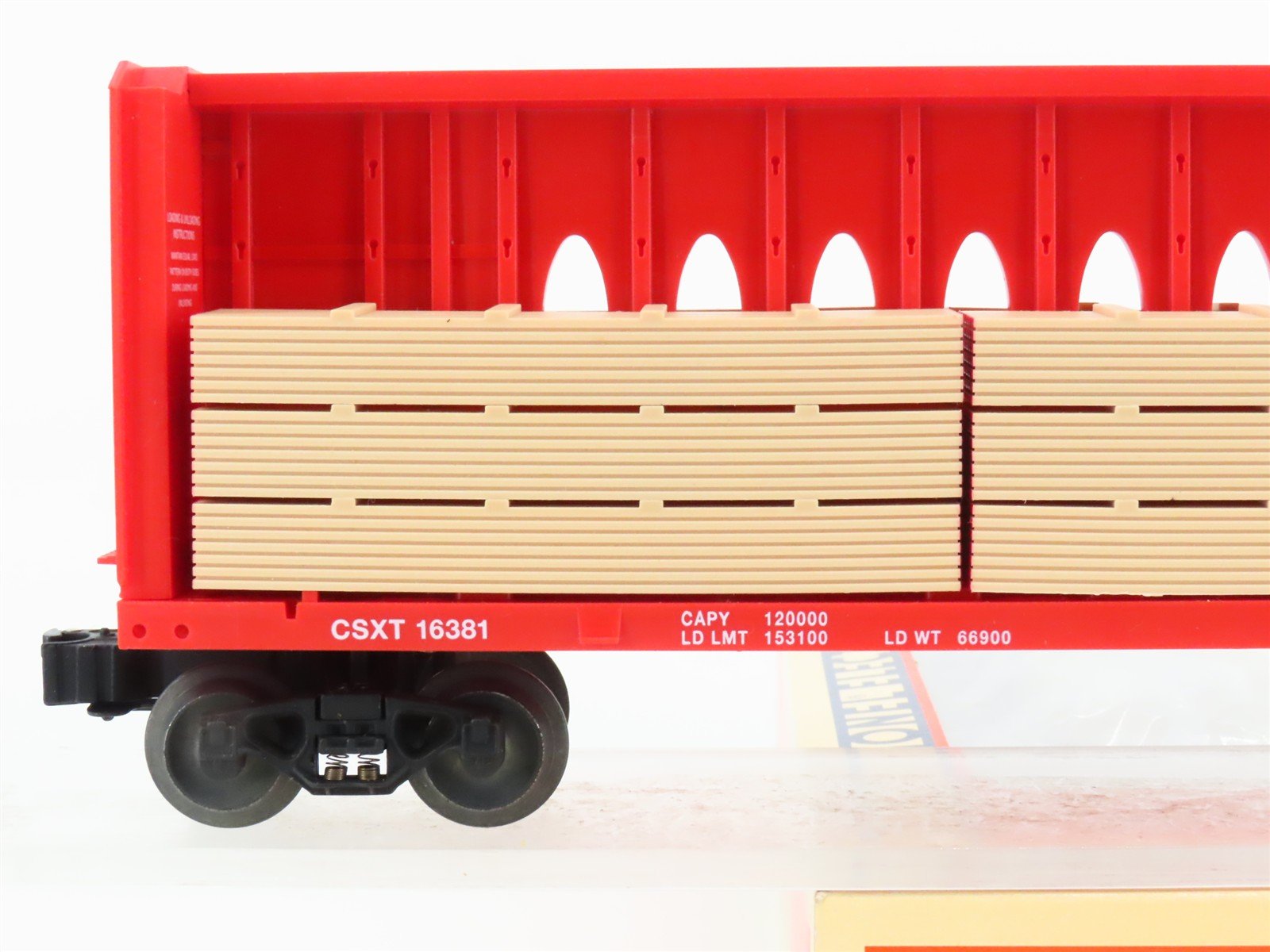 O Gauge 3-Rail Lionel 6-16381 CSXT Centerbeam Flat Car #16381 w/ Lumber Load