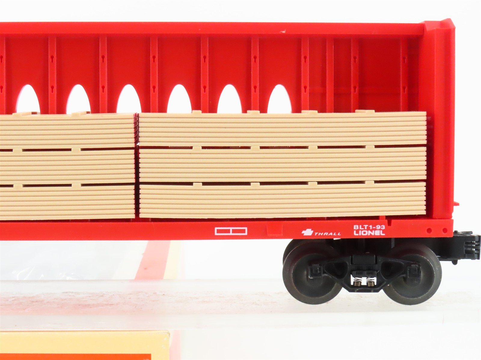 O Gauge 3-Rail Lionel 6-16381 CSXT Centerbeam Flat Car #16381 w/ Lumber Load