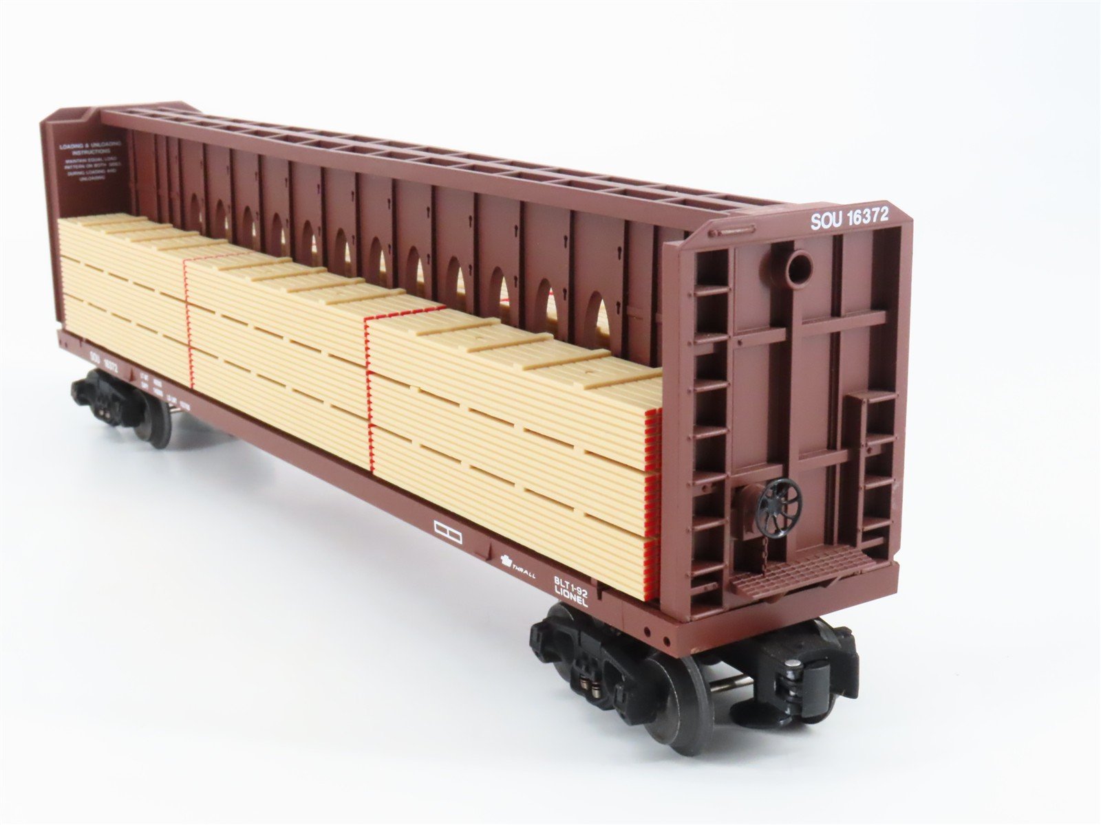 O Gauge 3-Rail Lionel 6-16372 SOU Southern Centerbeam Flat Car w/ Lumber Load