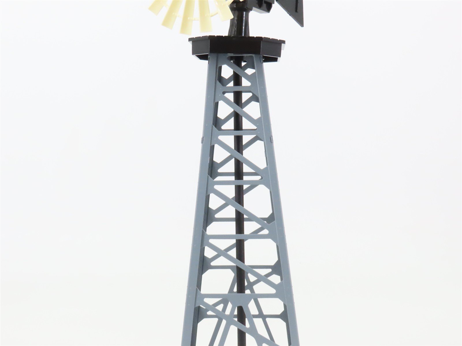 O Scale Lionel 6-12889 Operating Windmill