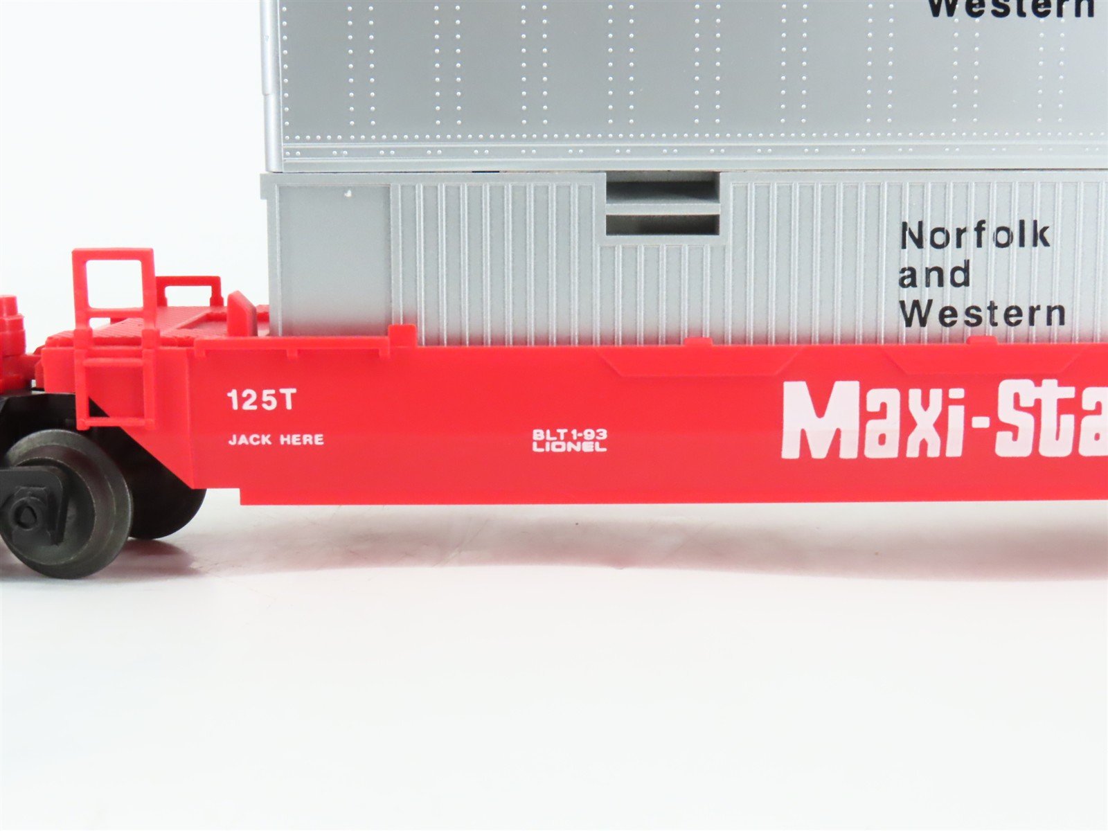 O Gauge 3-Rail Lionel 6-16360 NW Railroad Maxi Stack Flat Car w/ Containers