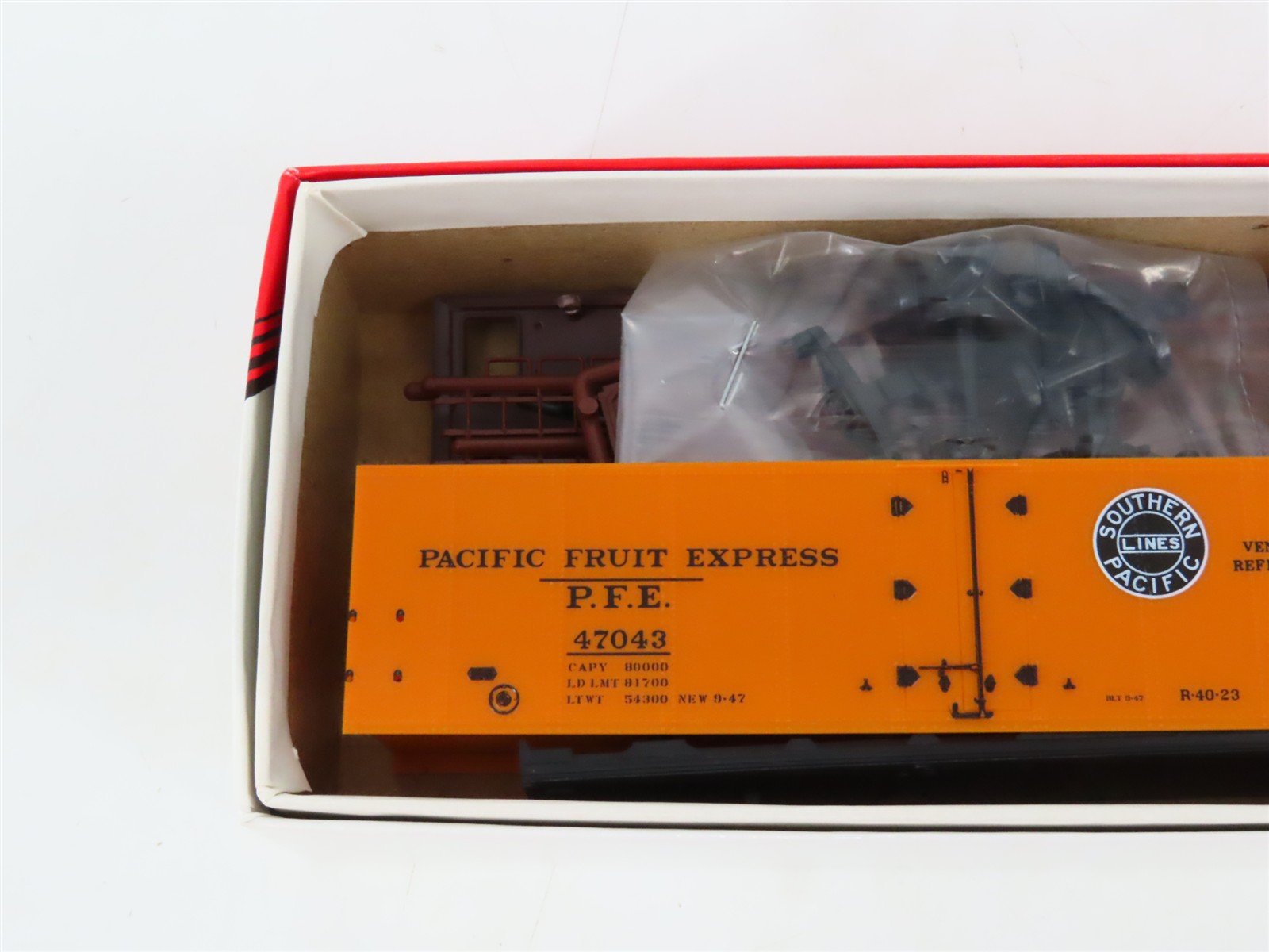 LOT of 3 HO Scale Intermountain PFE Pacific Growers Express Reefer Cars Kits