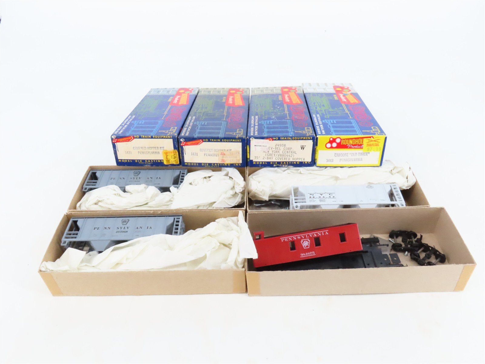 LOT of 4 HO Scale Roundhouse PRR/NYC 2-Bay Covered Hoppers & Caboose Kits