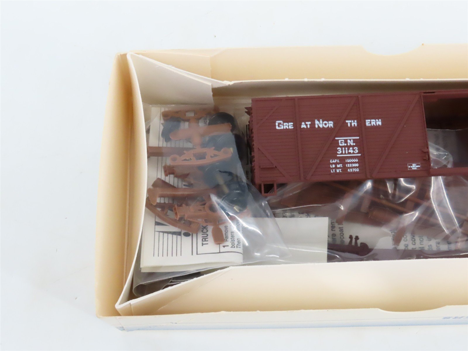 LOT of 7 HO Scale Walthers Kits CNW, GN, RUT, NP & NWP 40' Wood Box Cars