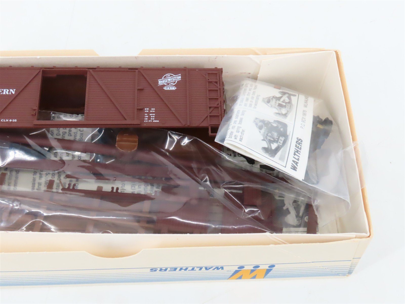 LOT of 7 HO Scale Walthers Kits CNW, GN, RUT, NP & NWP 40' Wood Box Cars