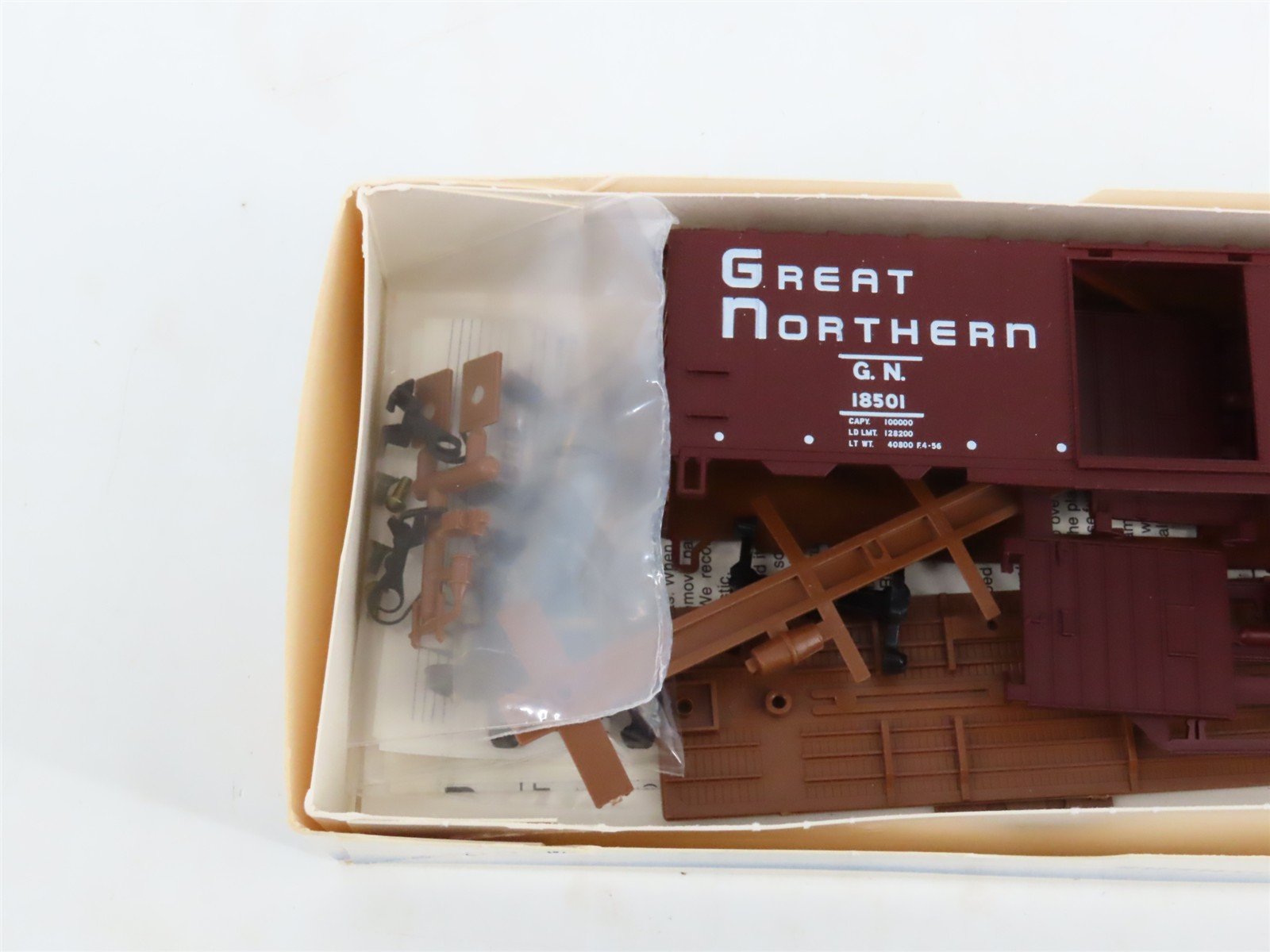 LOT of 6 HO Scale Walthers Kits UP, GN, ATSF & IC 40' PS-1 Steel Box Cars
