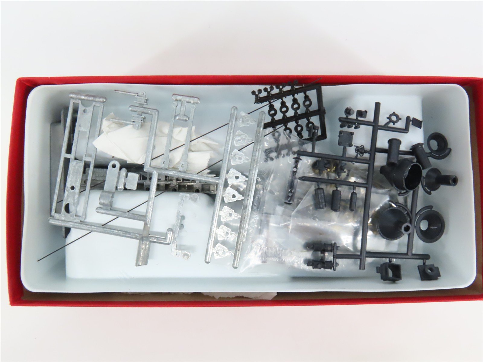 HOn3 Scale Roundhouse Kit 472 Undecorated Outside Frame 2-8-0 Steam Locomotive
