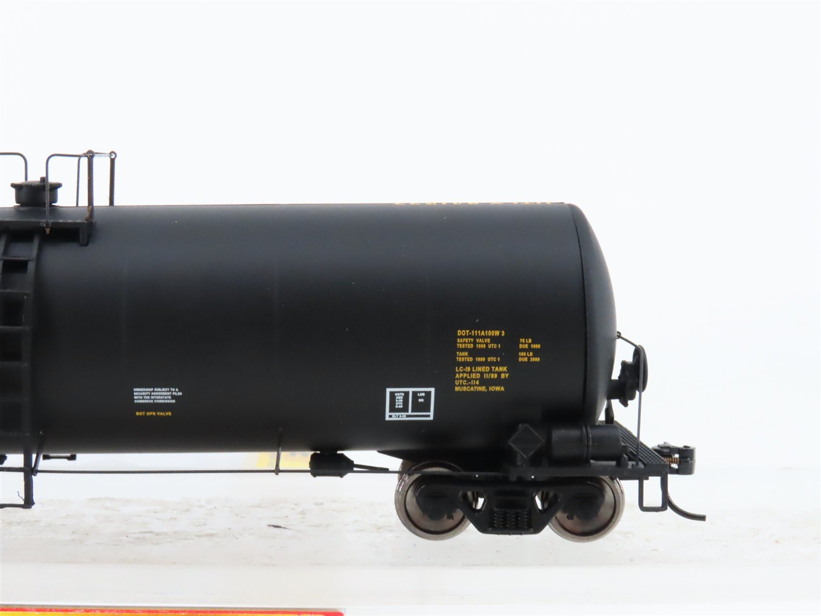 HO Scale Walthers Gold Line 932-7251 UTLX Funnel Flow Tank Car #641533