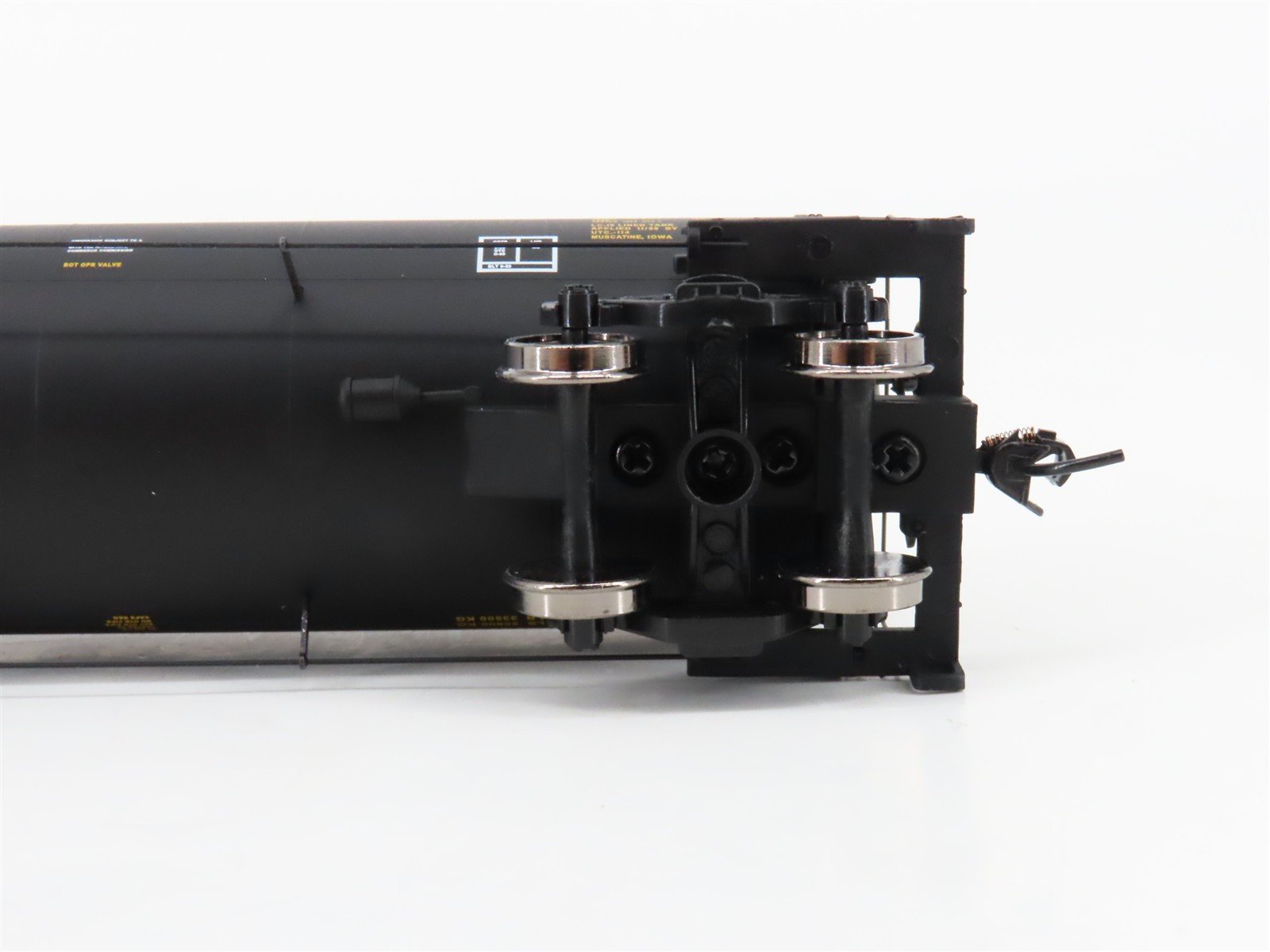 HO Scale Walthers Gold Line 932-7251 UTLX Funnel Flow Tank Car #641533