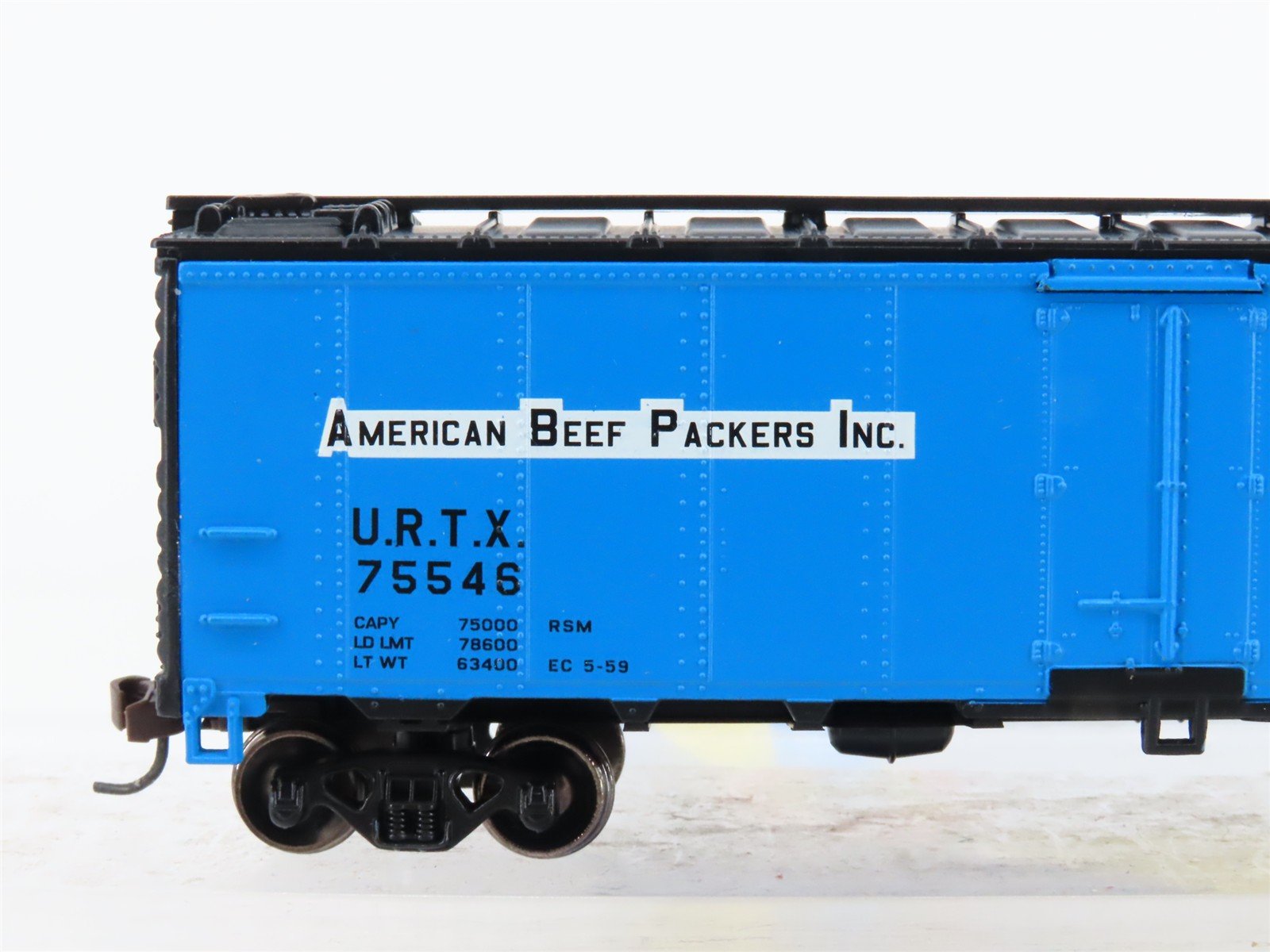 HO Scale Athearn 71314 URTX American Beef Packers 40' Steel Reefer #75546