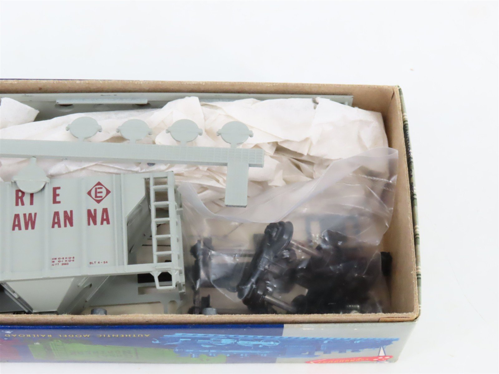 LOT of 2 HO Roundhouse Bev-Bel MDC Kits EL Erie Lackawanna 35' 2-Bay Hoppers